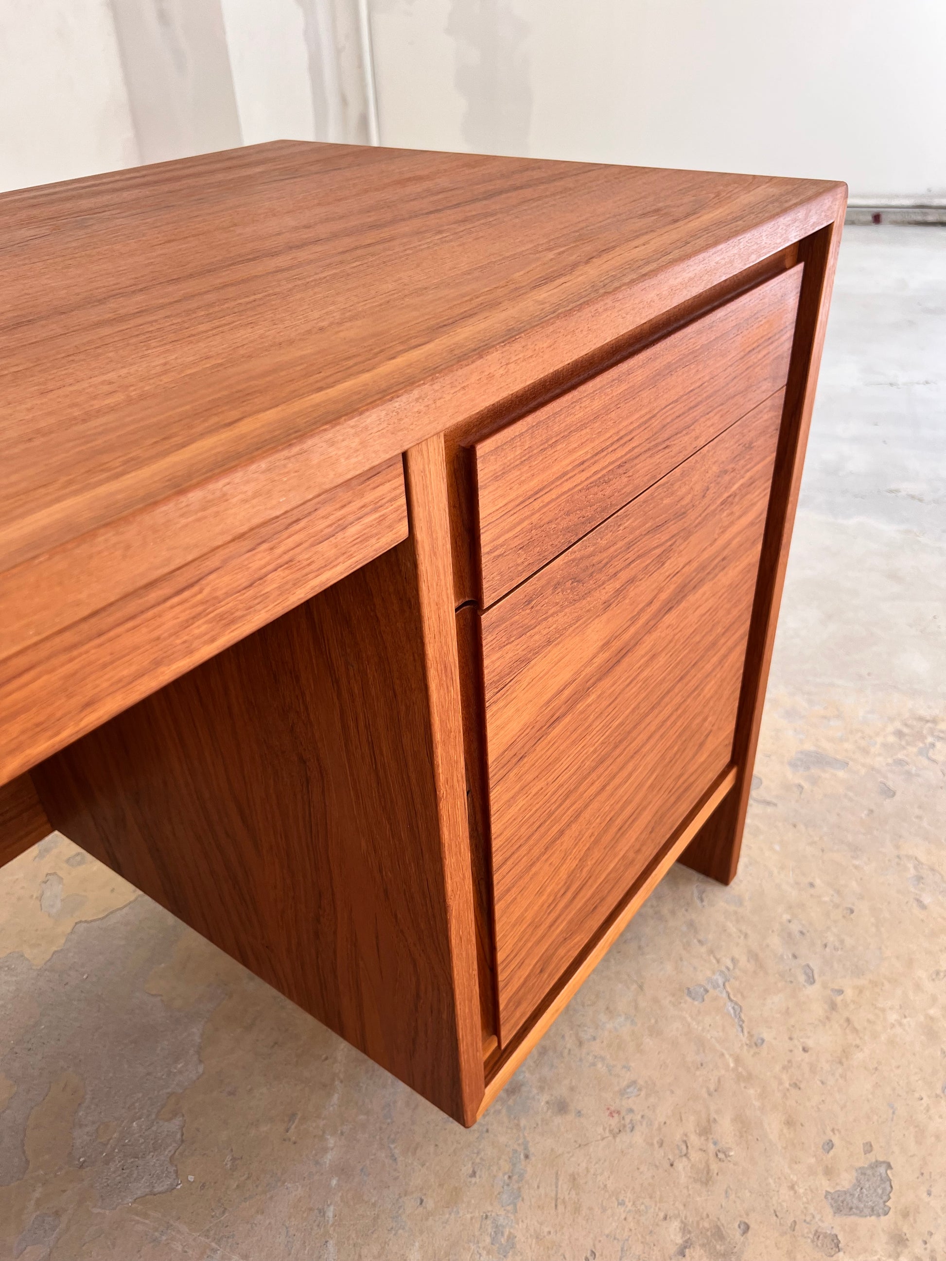 Schreibtisch Teak mit extra Laptop-Fach aus Dänemark