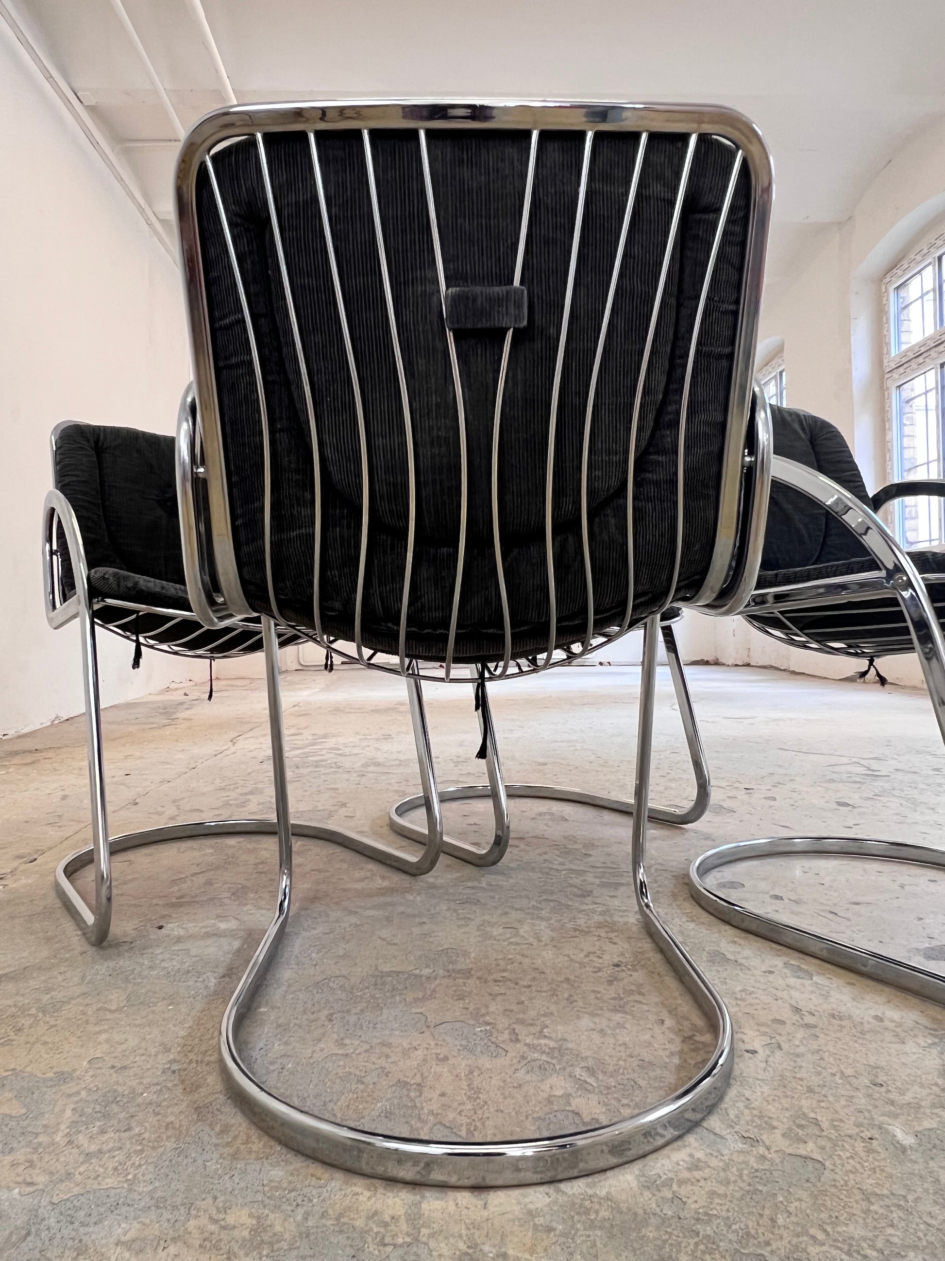 Freischwinger grau Cord Chrom von Gastone Rinaldi