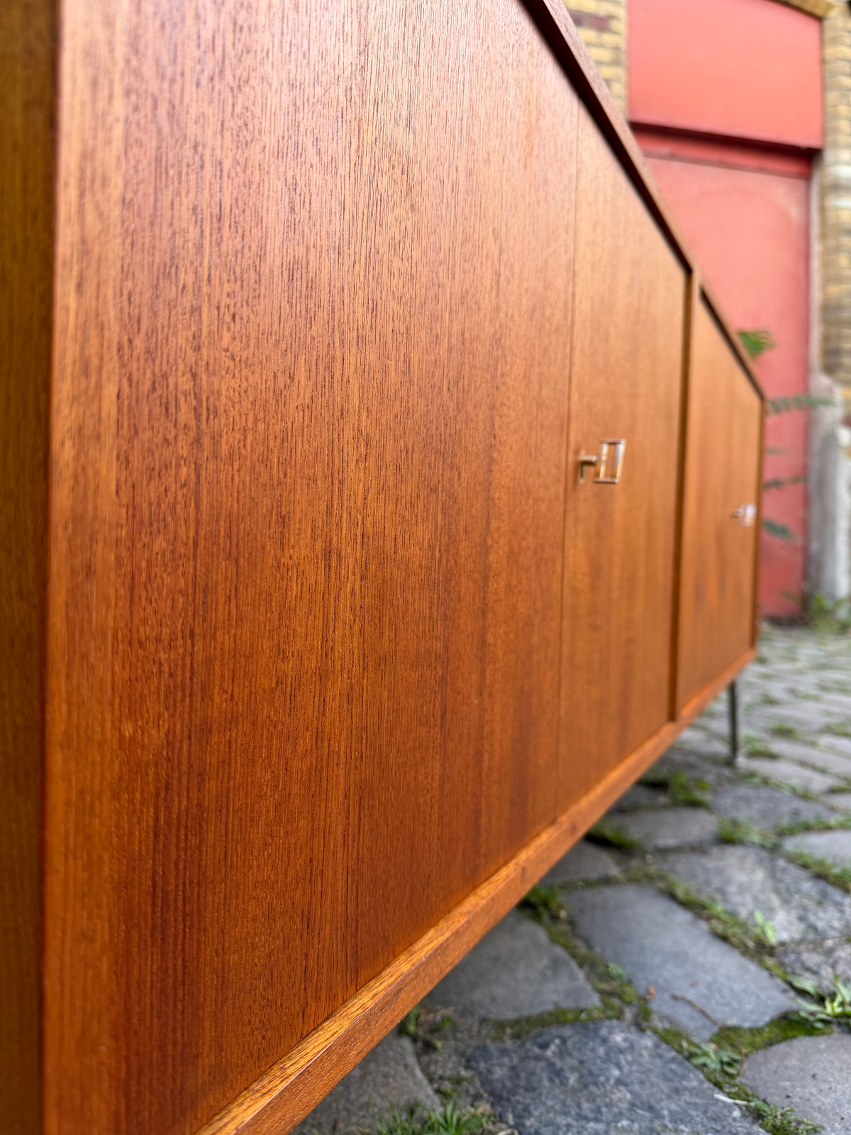 Sideboard Teak mit Flügeltüren & neuen Chromfüßen