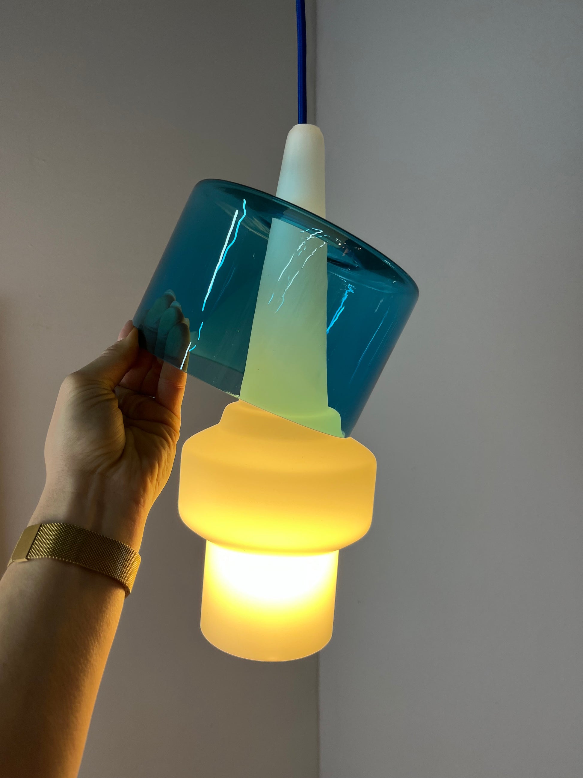 Hängelampe blau weiß Opalglas von Hyllinge Glasbruk