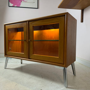 Kleine Vitrine mit Beleuchtung & neuen Chromfüßen von Dyrlund