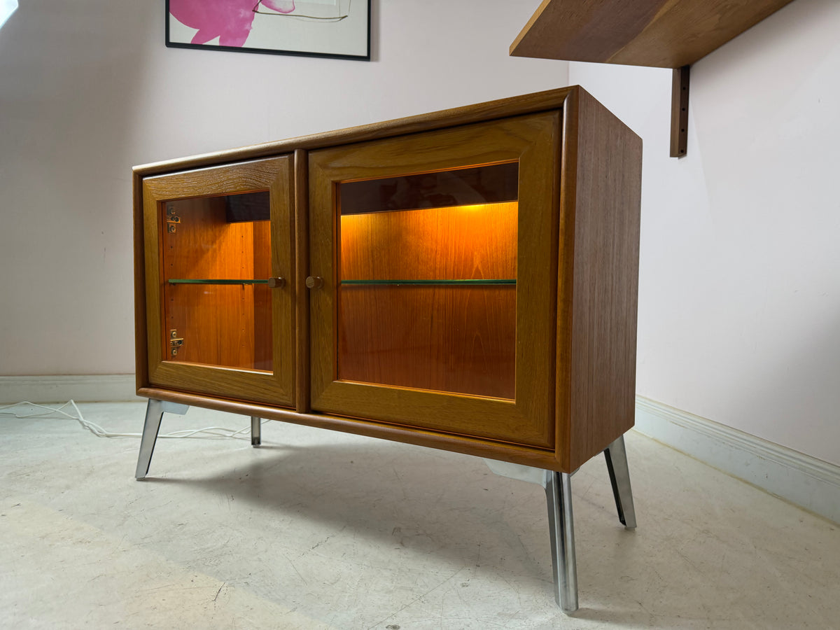 Kleine Vitrine mit Beleuchtung & neuen Chromfüßen von Dyrlund
