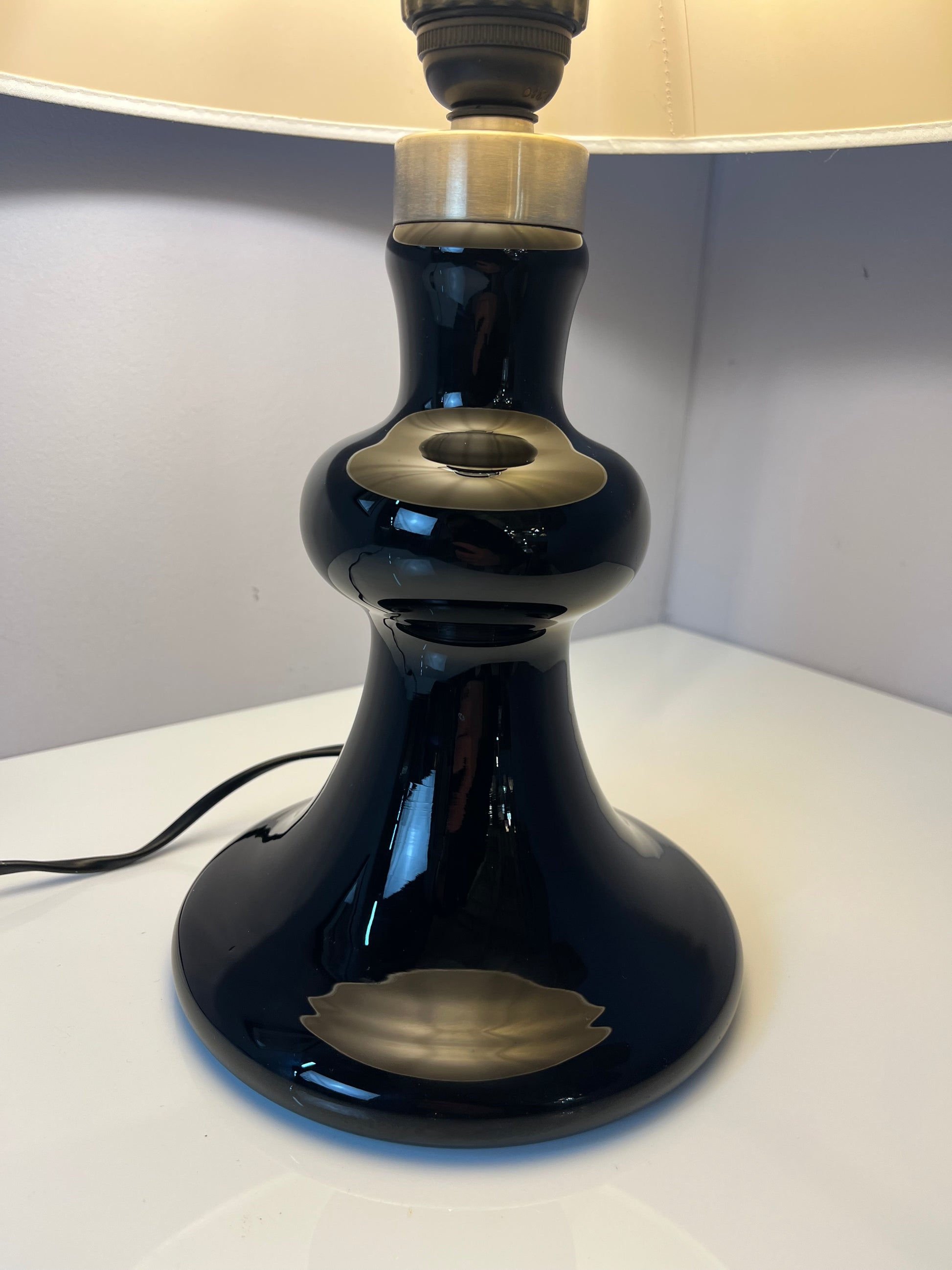 Tischlampe Backgammon Opal schwarz von Holmegaard