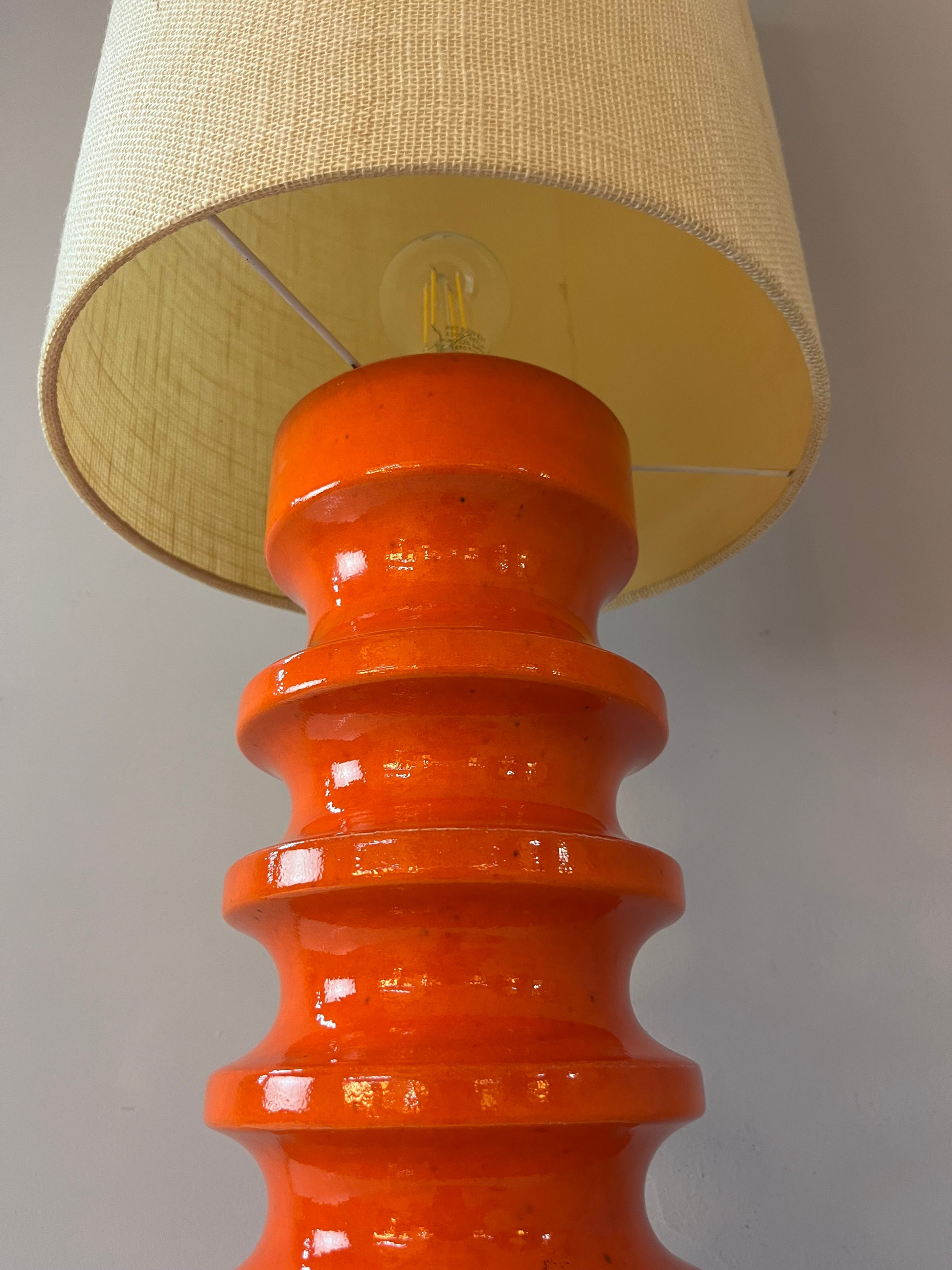 Stehlampe orange Keramik mit Wollschirm