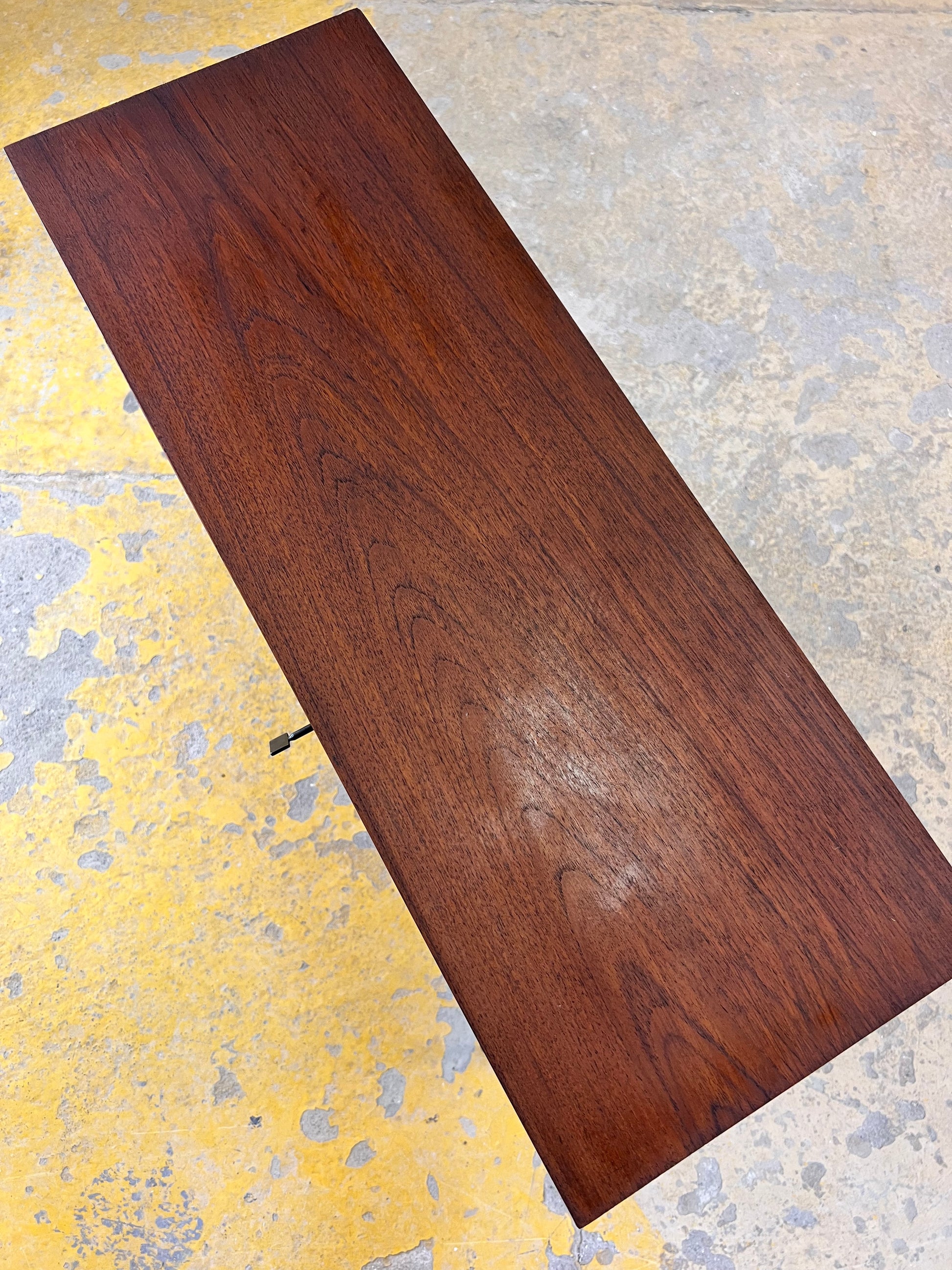 Schmale Kommode Teak auf Hairpinlegs aus Dänemark