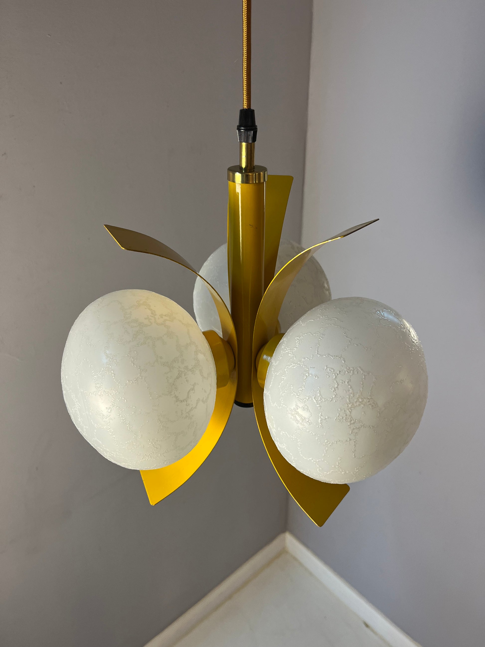 Hängelampe gelb weiß von Richard Essig