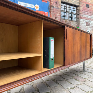 Sideboard Mahagoni mit Schiebetüren & Chromfüßen