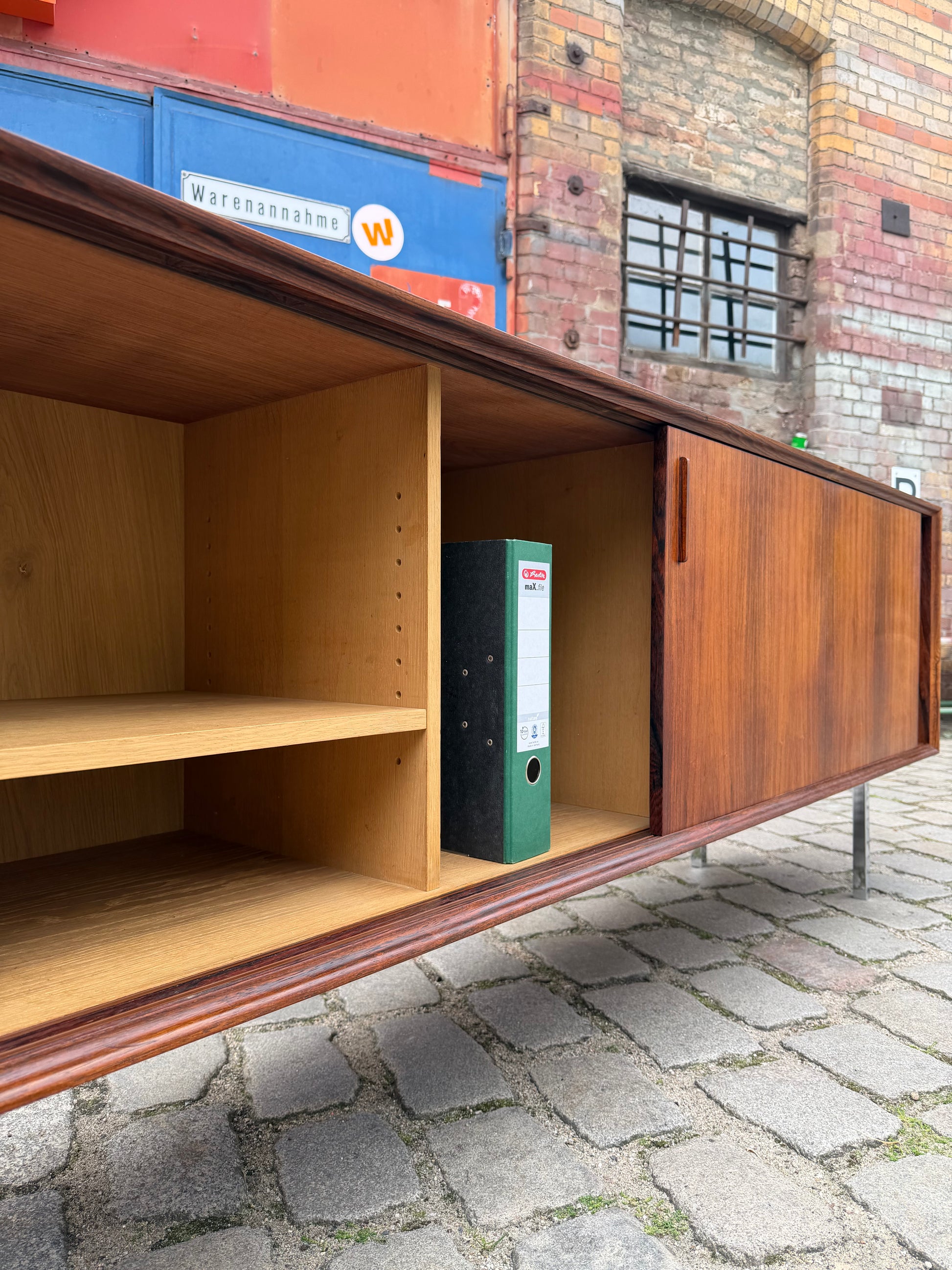 Sideboard Mahagoni mit Schiebetüren & Chromfüßen