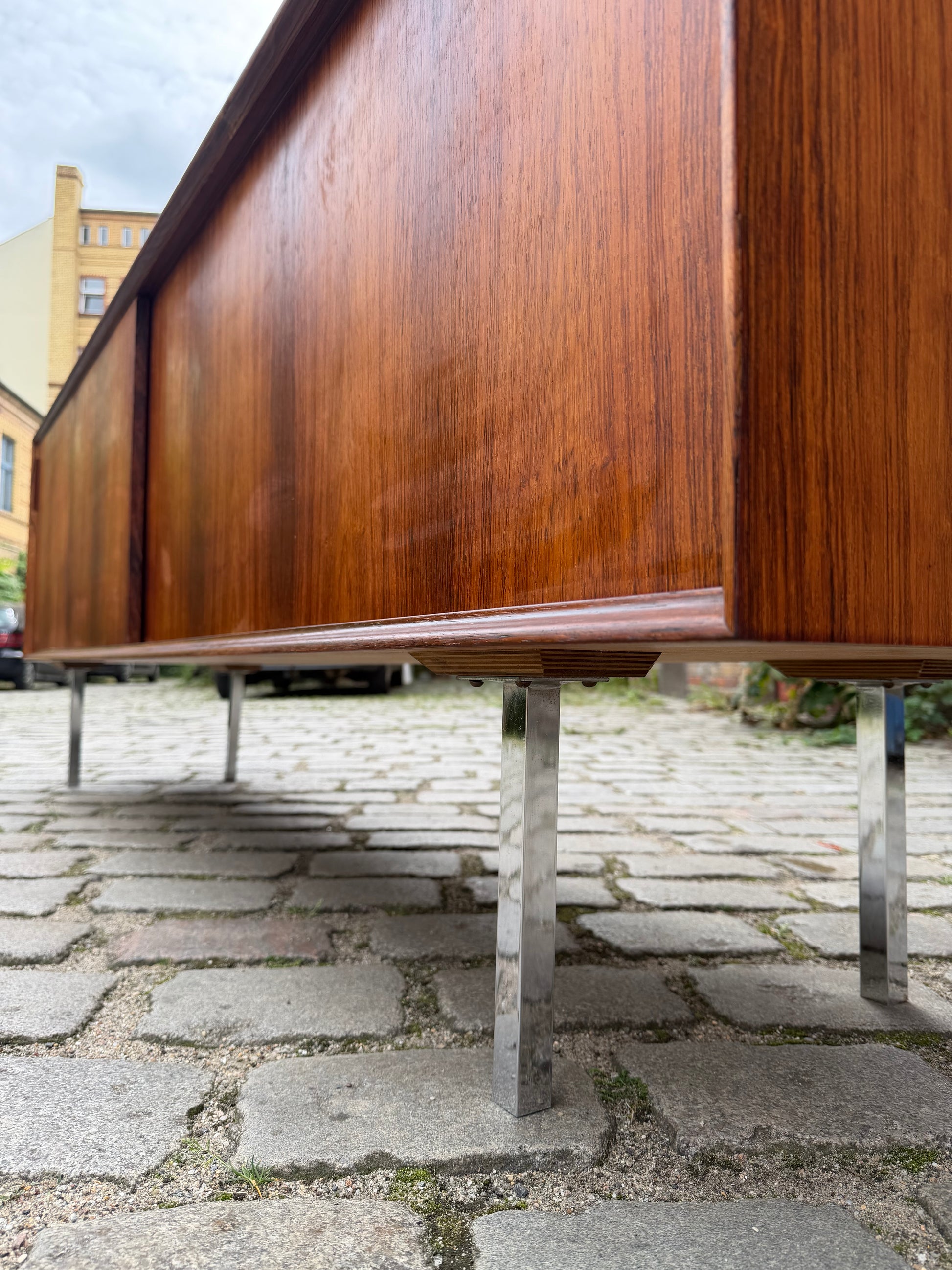 Sideboard Mahagoni mit Schiebetüren & Chromfüßen