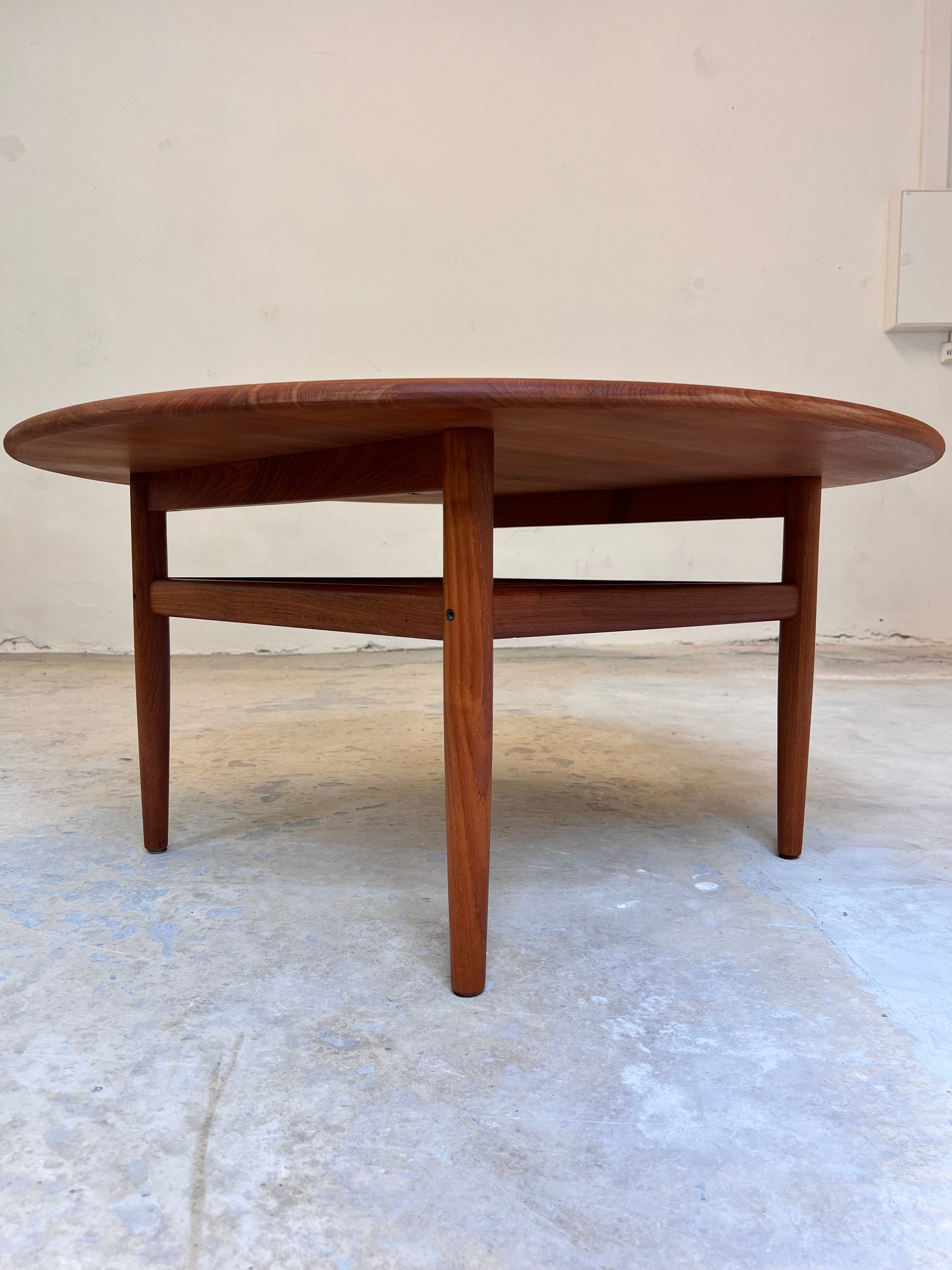 Runder Couchtisch Teak von Niels Bach