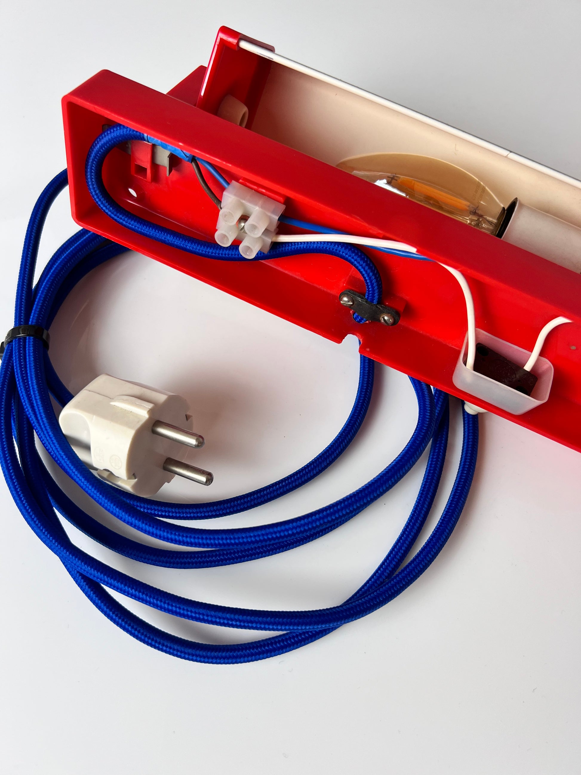 Wandleuchte rot gold von Lyfa Dänemark