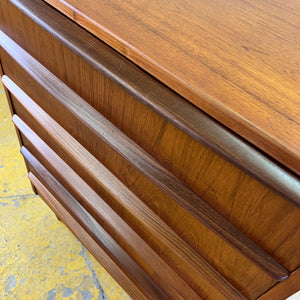 Kommode Teak mit geraden Griffen aus Dänemark