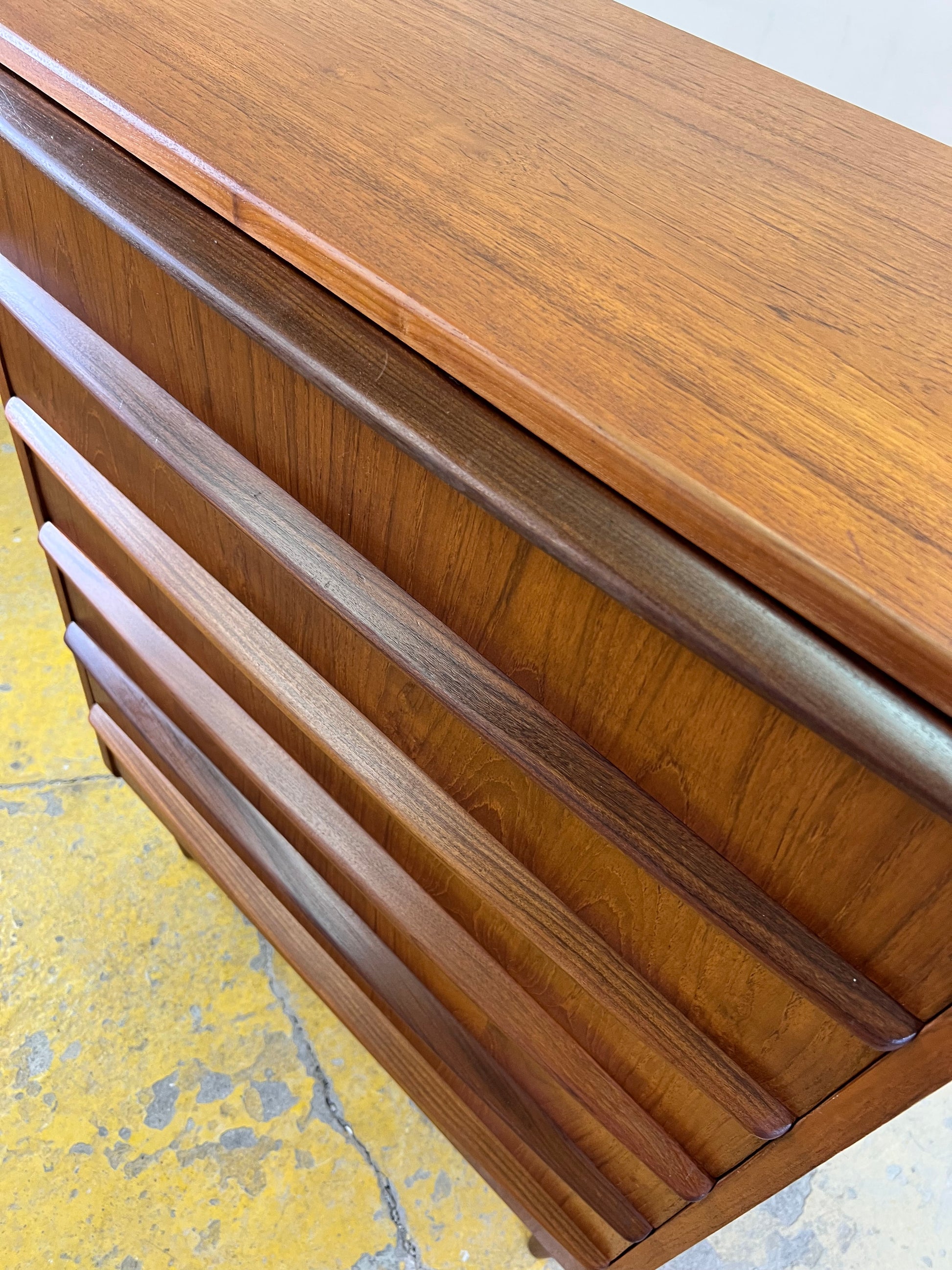 Kommode Teak mit geraden Griffen aus Dänemark