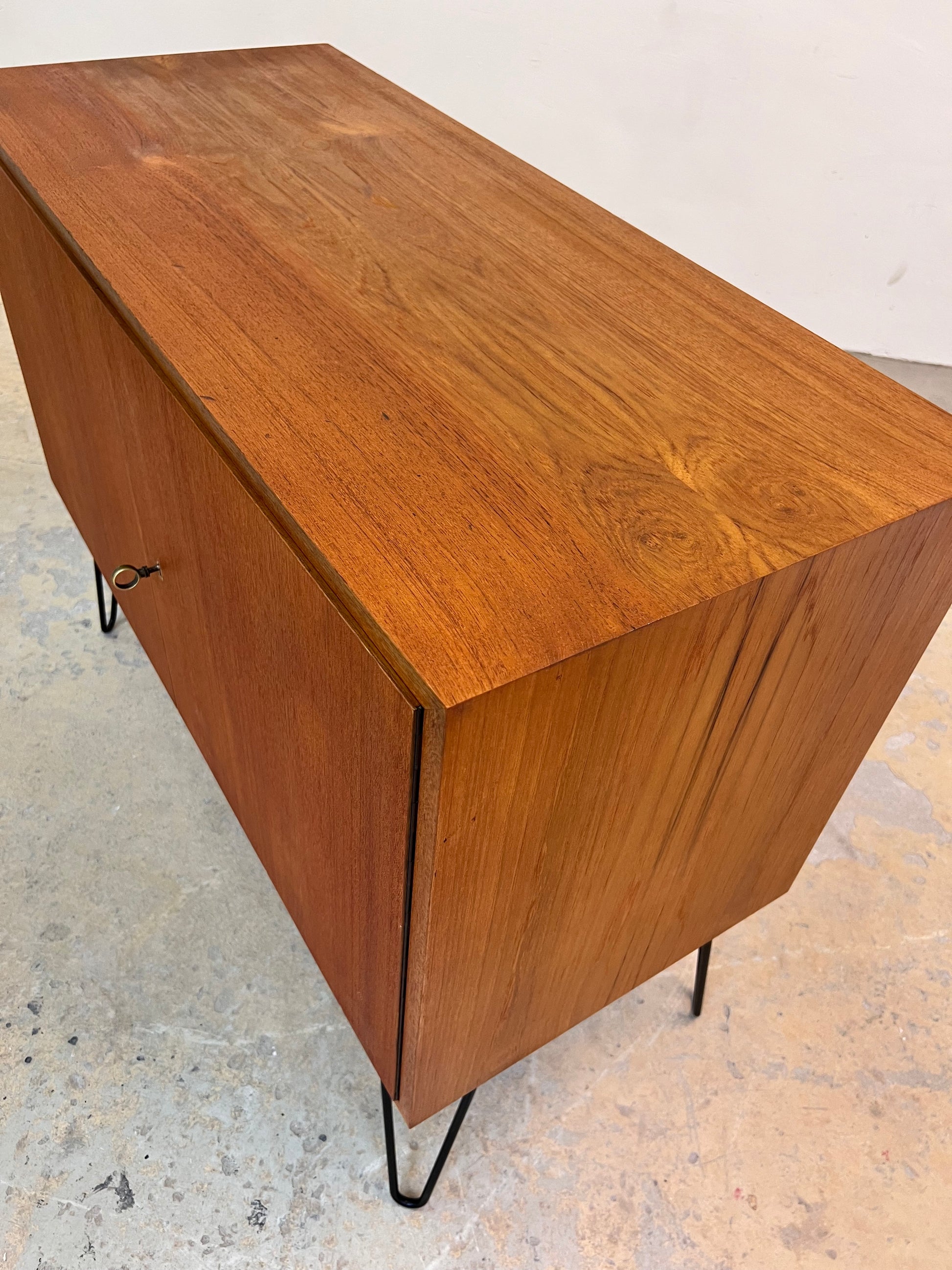 Schrank Teak auf Hairpinlegs