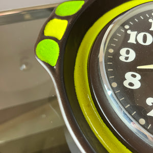 Wanduhr grün braun Keramik