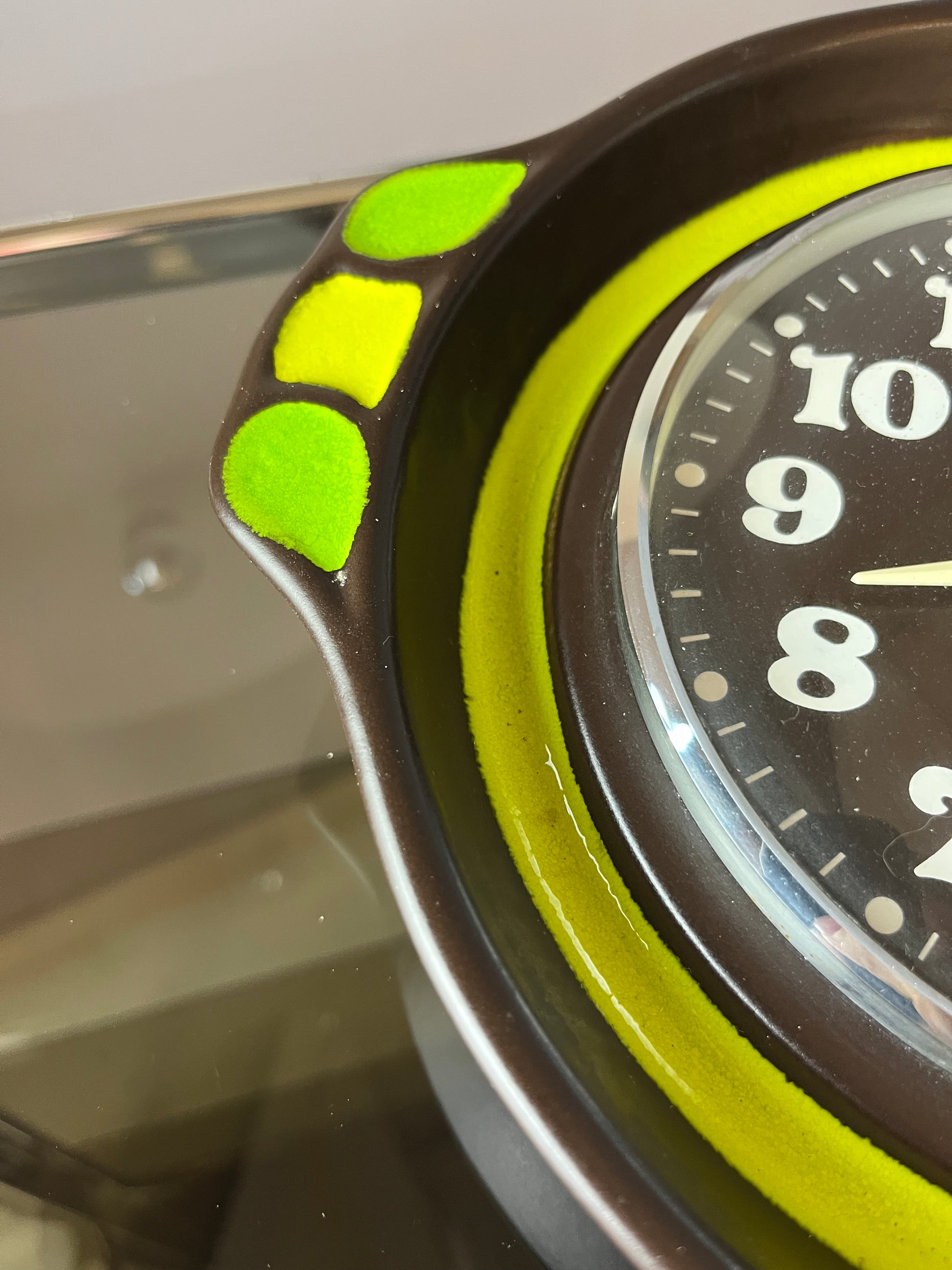 Wanduhr grün braun Keramik