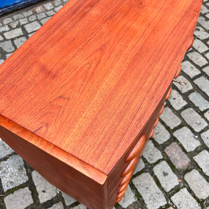 Halbrunde Kommode Teak mit Muschelgriffen aus Dänemark