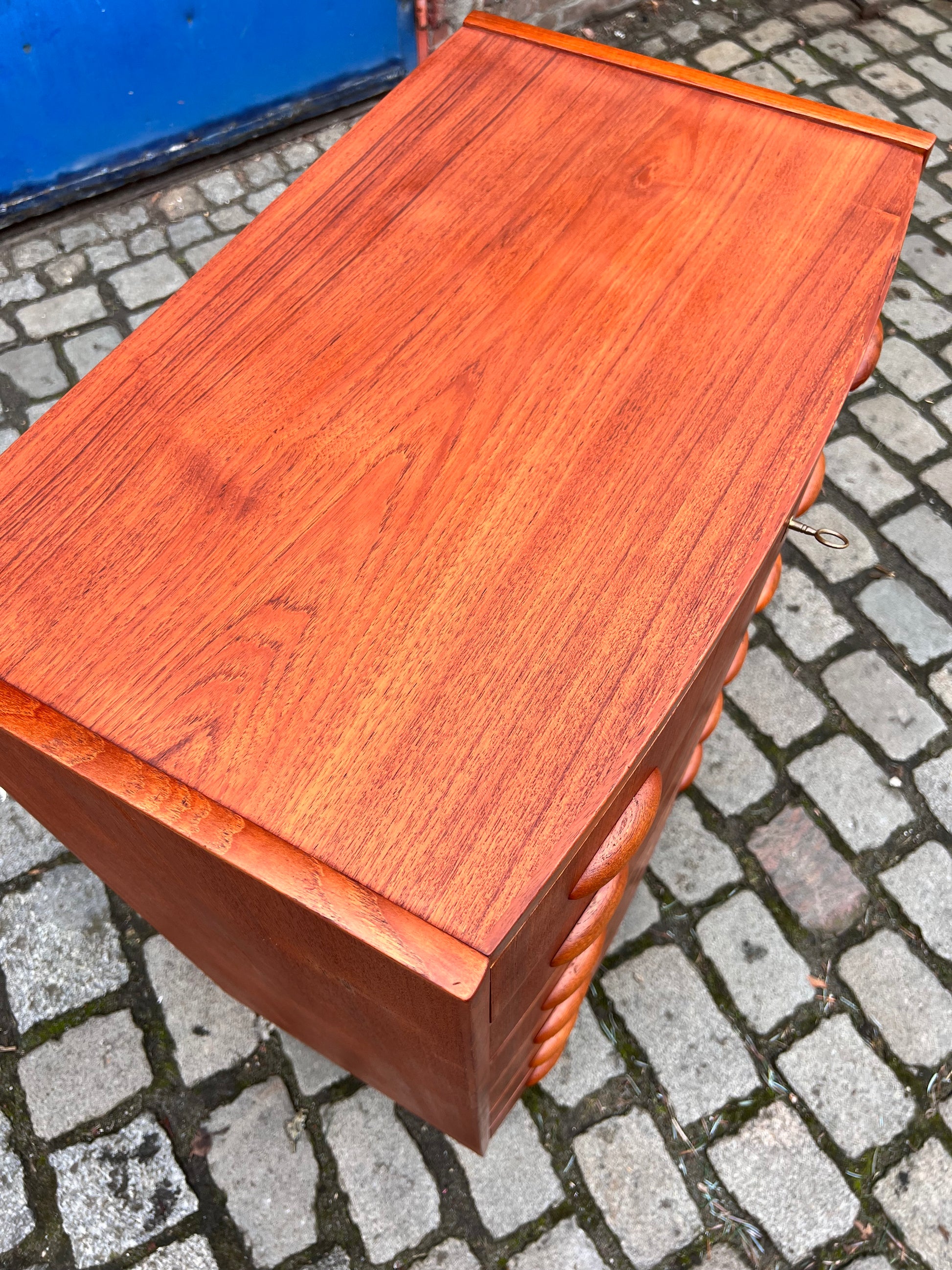 Halbrunde Kommode Teak mit Muschelgriffen aus Dänemark
