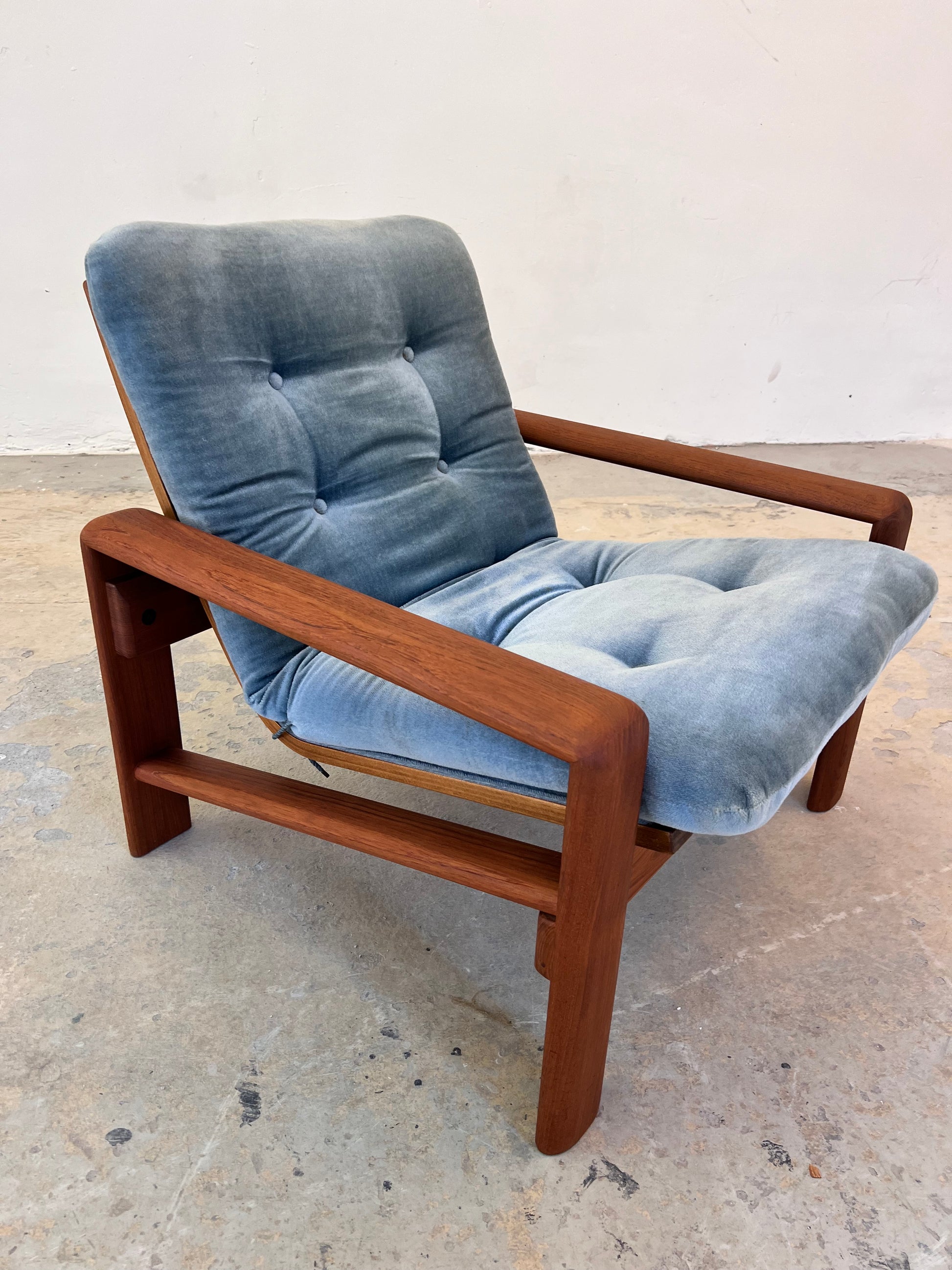 Sessel Loungechair blauer Samt und Teak