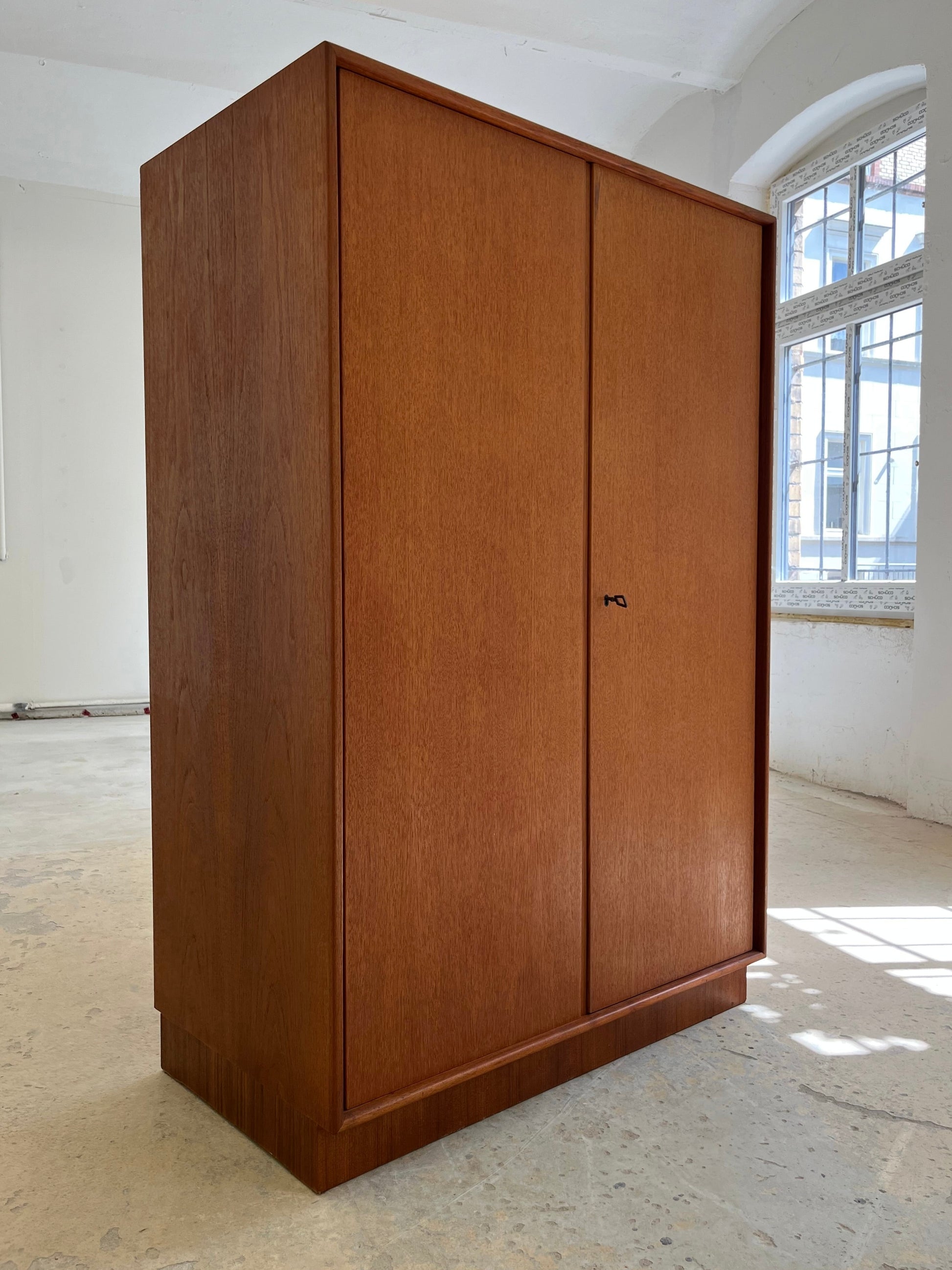 Großer Kleiderschrank Teak von rt Möbel