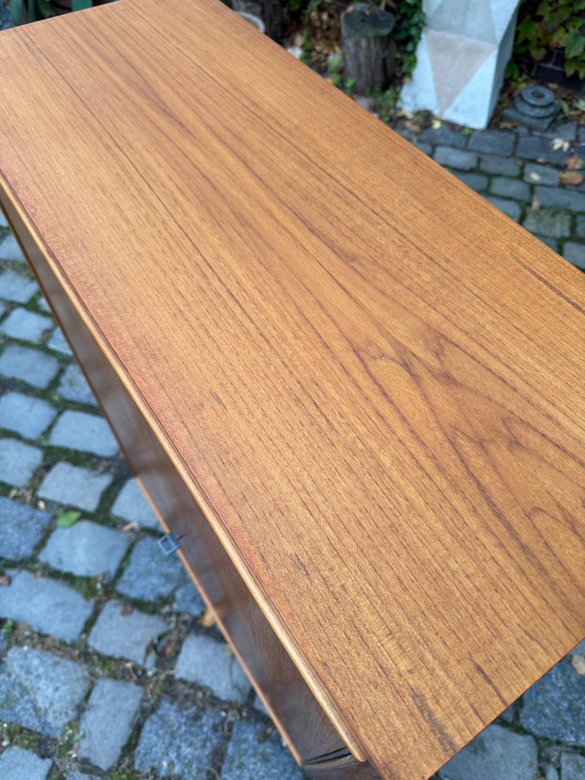 Schrank Teak mit neuen Chromfüßen