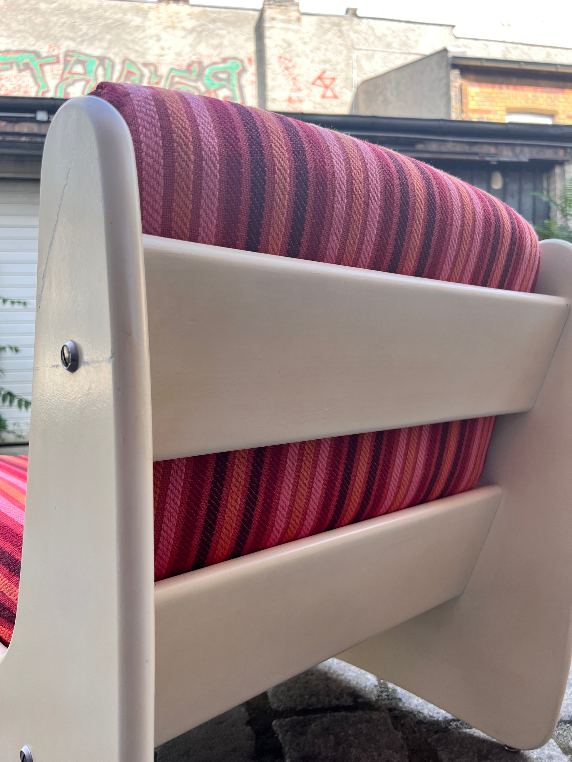 Sessel 70er pink gestreift