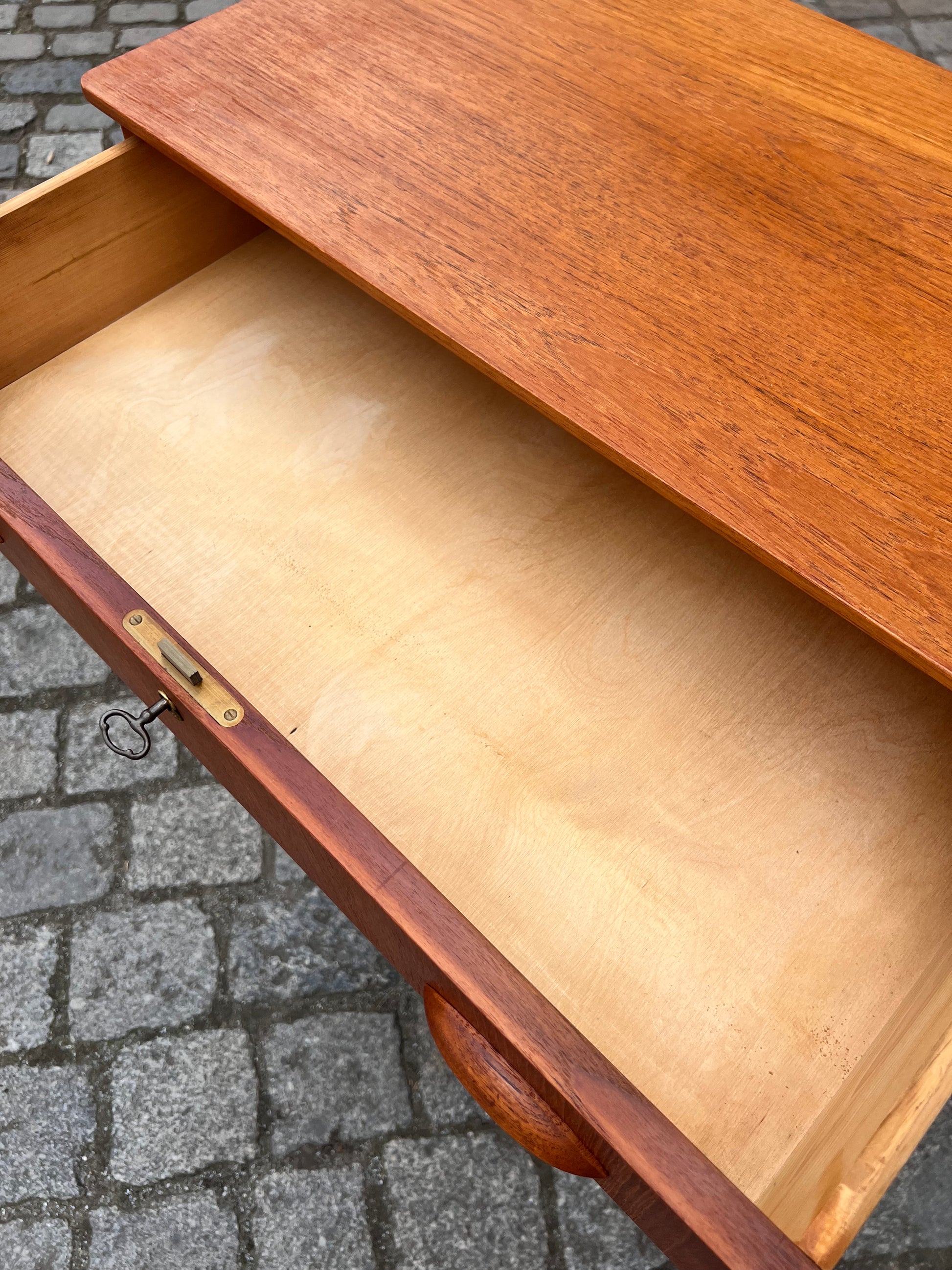 Kommode Teak mit Muschelgriffen aus Dänemark