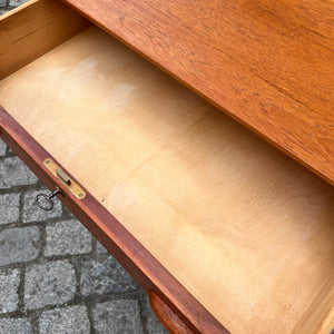Kommode Teak mit Muschelgriffen aus Dänemark