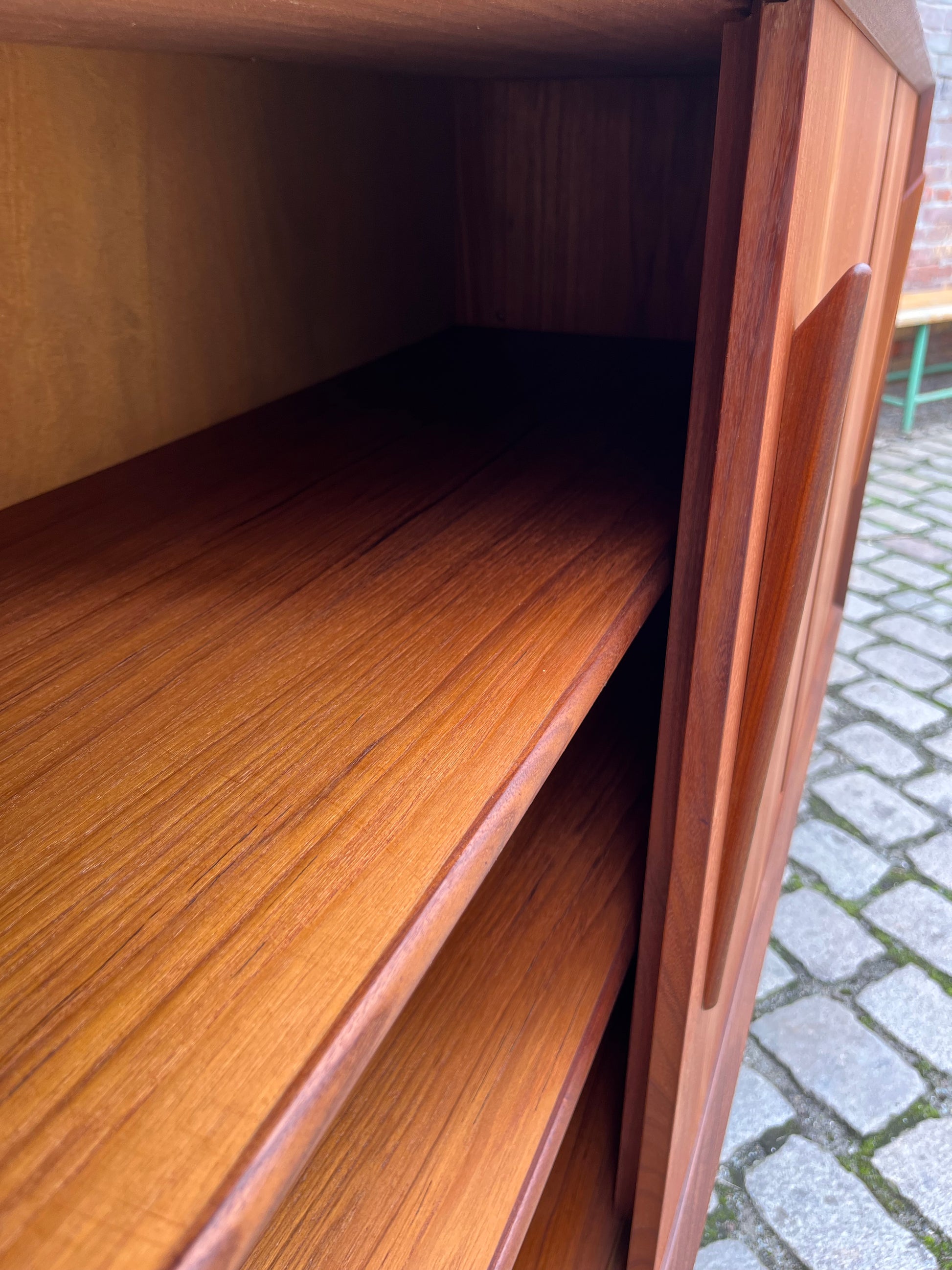 Highboard Teak mit schrägen Griffen aus Dänemark