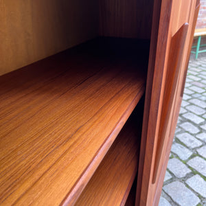 Highboard Teak mit schrägen Griffen aus Dänemark