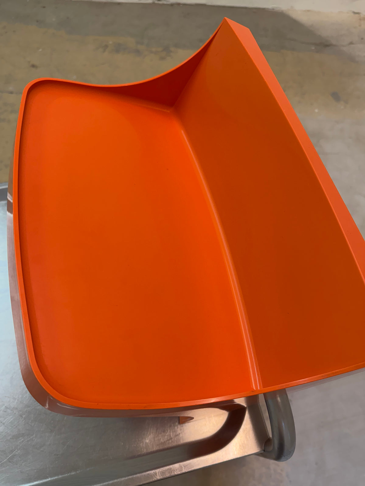 Wandregal orange Kunststoff mit Garderobenhaken