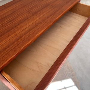 Kommode Teak mit geraden Griffen aus Dänemark