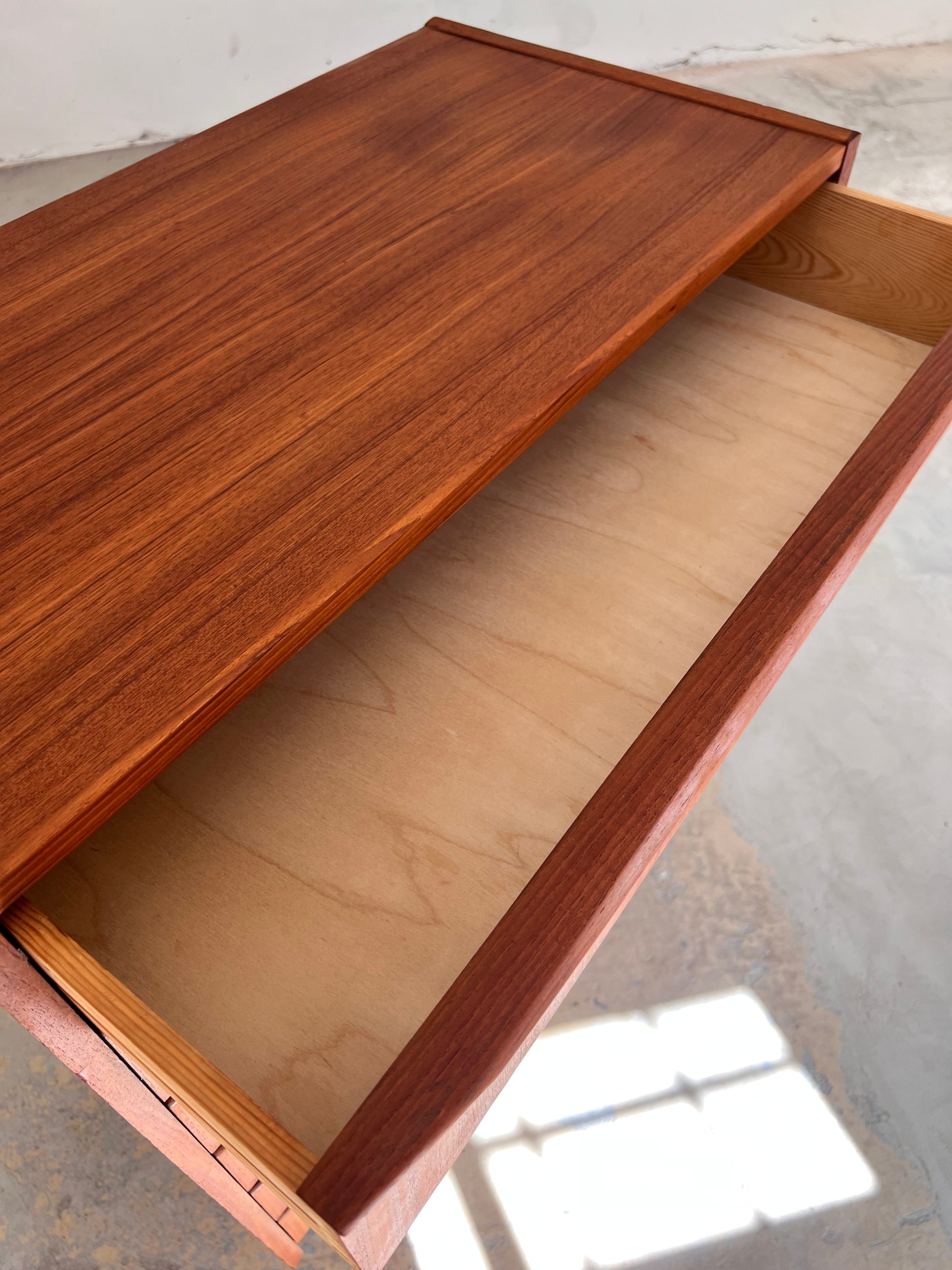 Kommode Teak mit geraden Griffen aus Dänemark