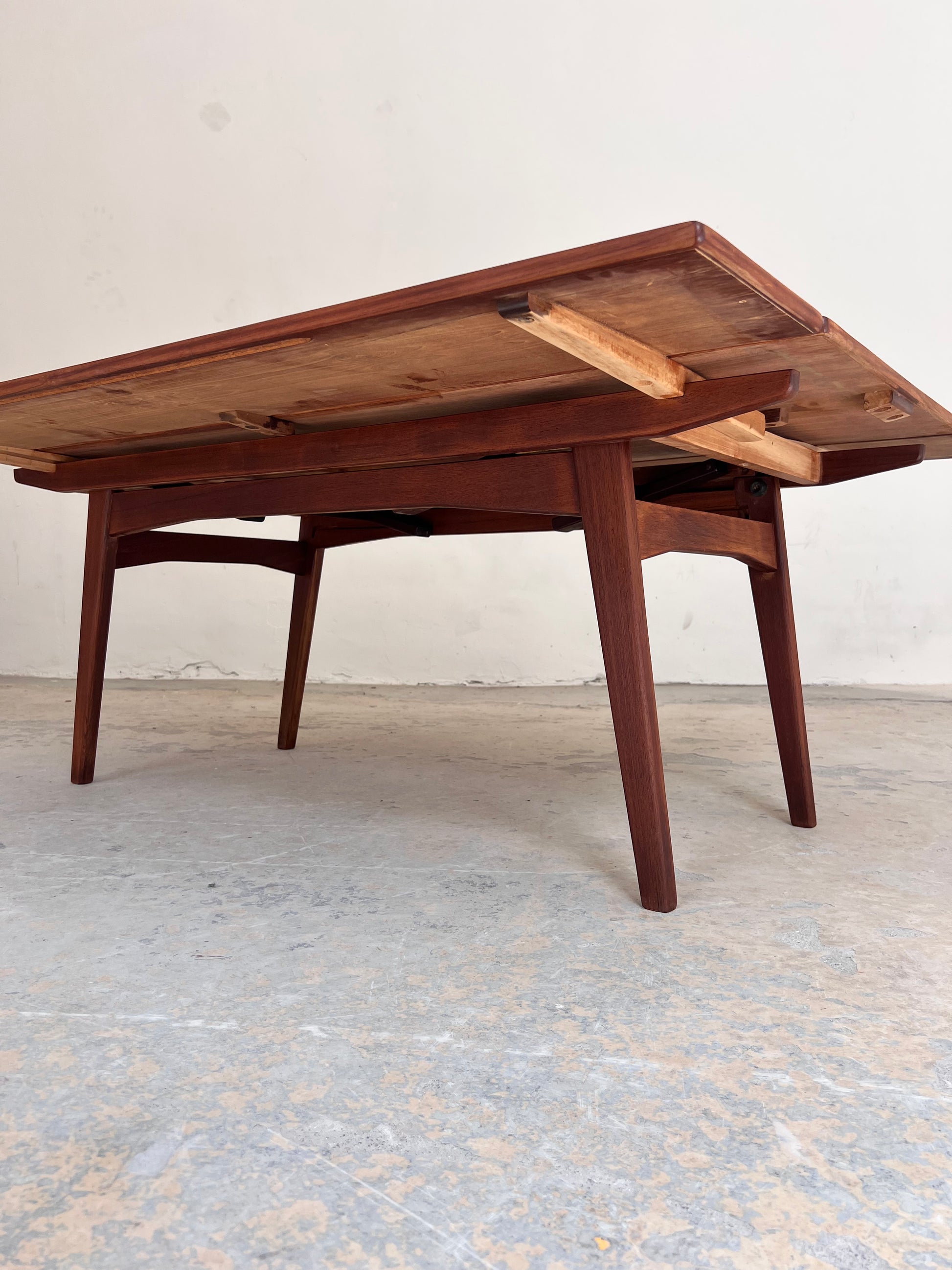 Höhenverstellbarer Couchtisch Teak mit Auszügen aus Dänemark