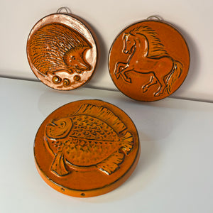 Set: Relief Wandteller Igel Pferd Fisch orange Keramik