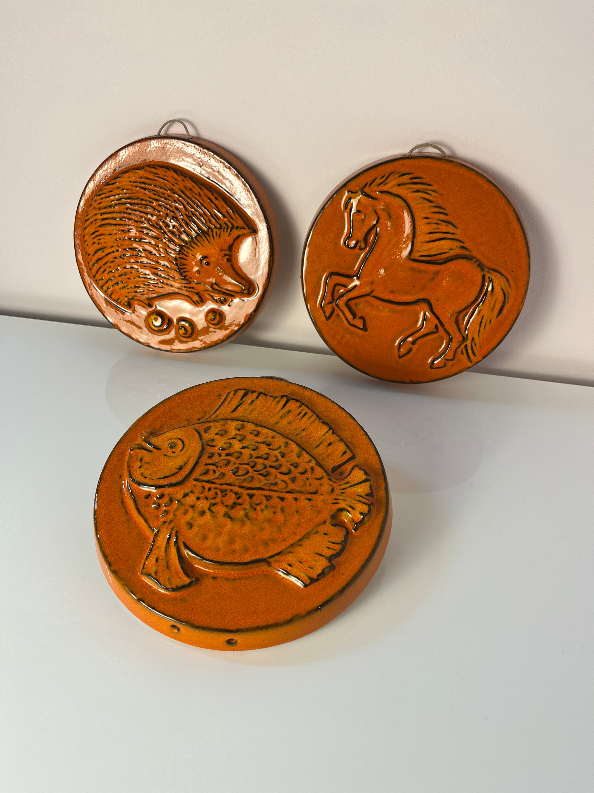 Set: Relief Wandteller Igel Pferd Fisch orange Keramik