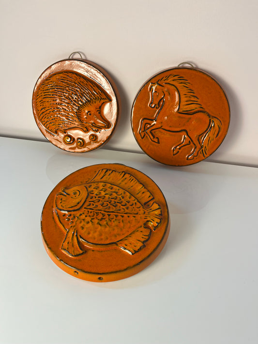 Set: Relief Wandteller Igel Pferd Fisch orange Keramik