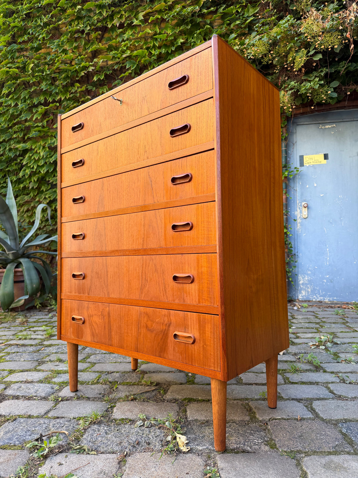 Kommode Teak mit Griffmulden & Schloss aus Dänemark