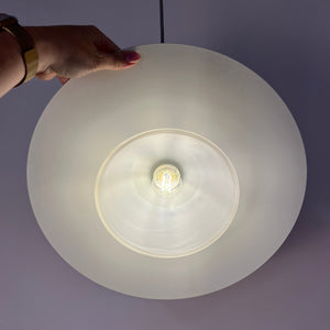 Lamellenlampe weiß mit marmorierter Glaslamelle von Jeka