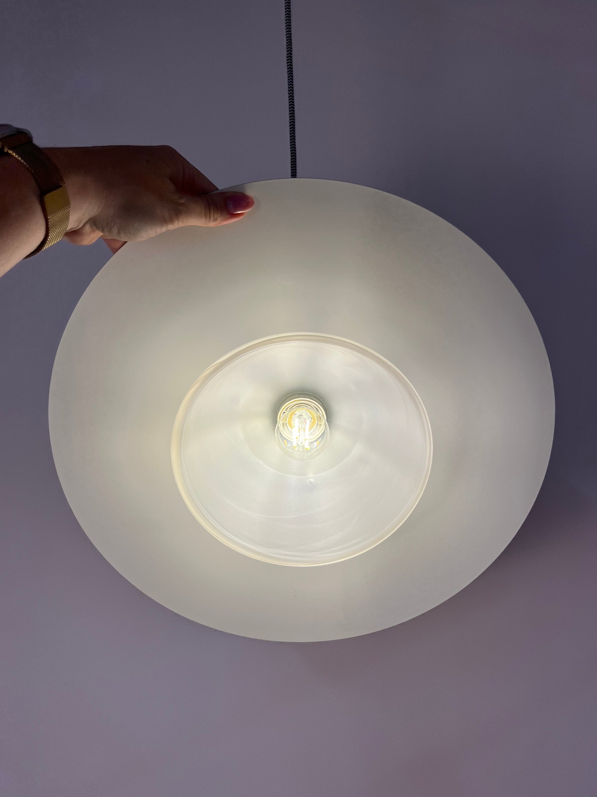Lamellenlampe weiß mit marmorierter Glaslamelle von Jeka