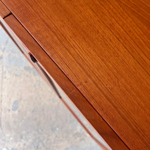 Vitrinenschrank Teak mit neuen Chromfüßen von H.W.Klein für Bramin