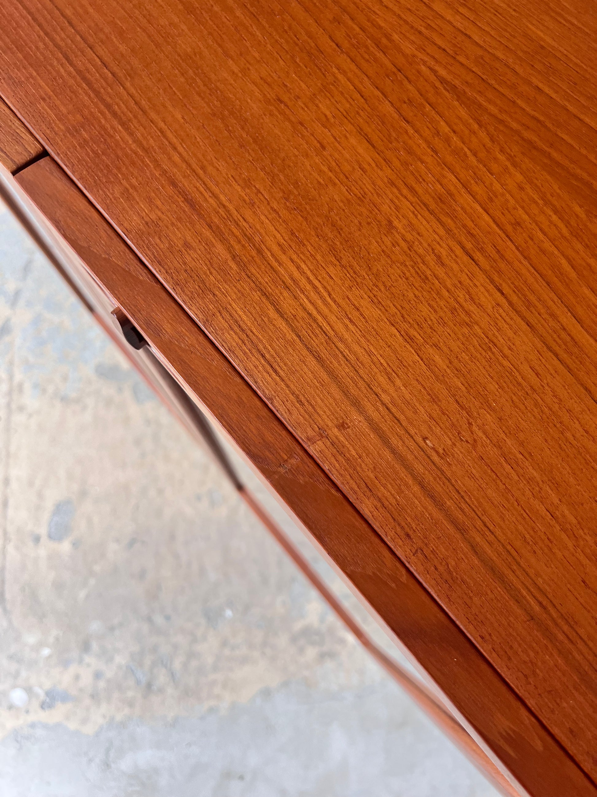 Vitrinenschrank Teak mit neuen Chromfüßen von H.W.Klein für Bramin