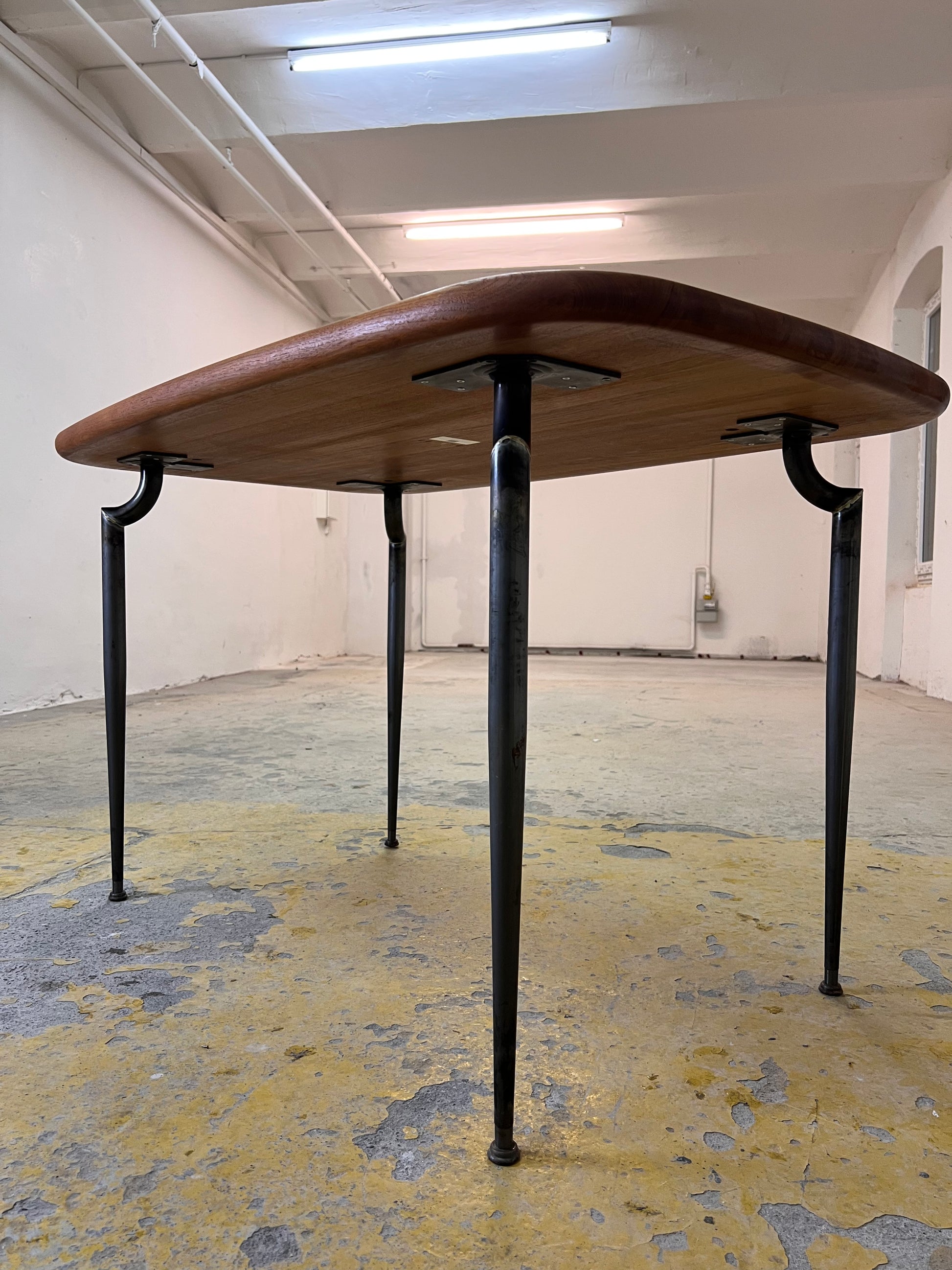 Esstisch Teak mit Metallbeinen