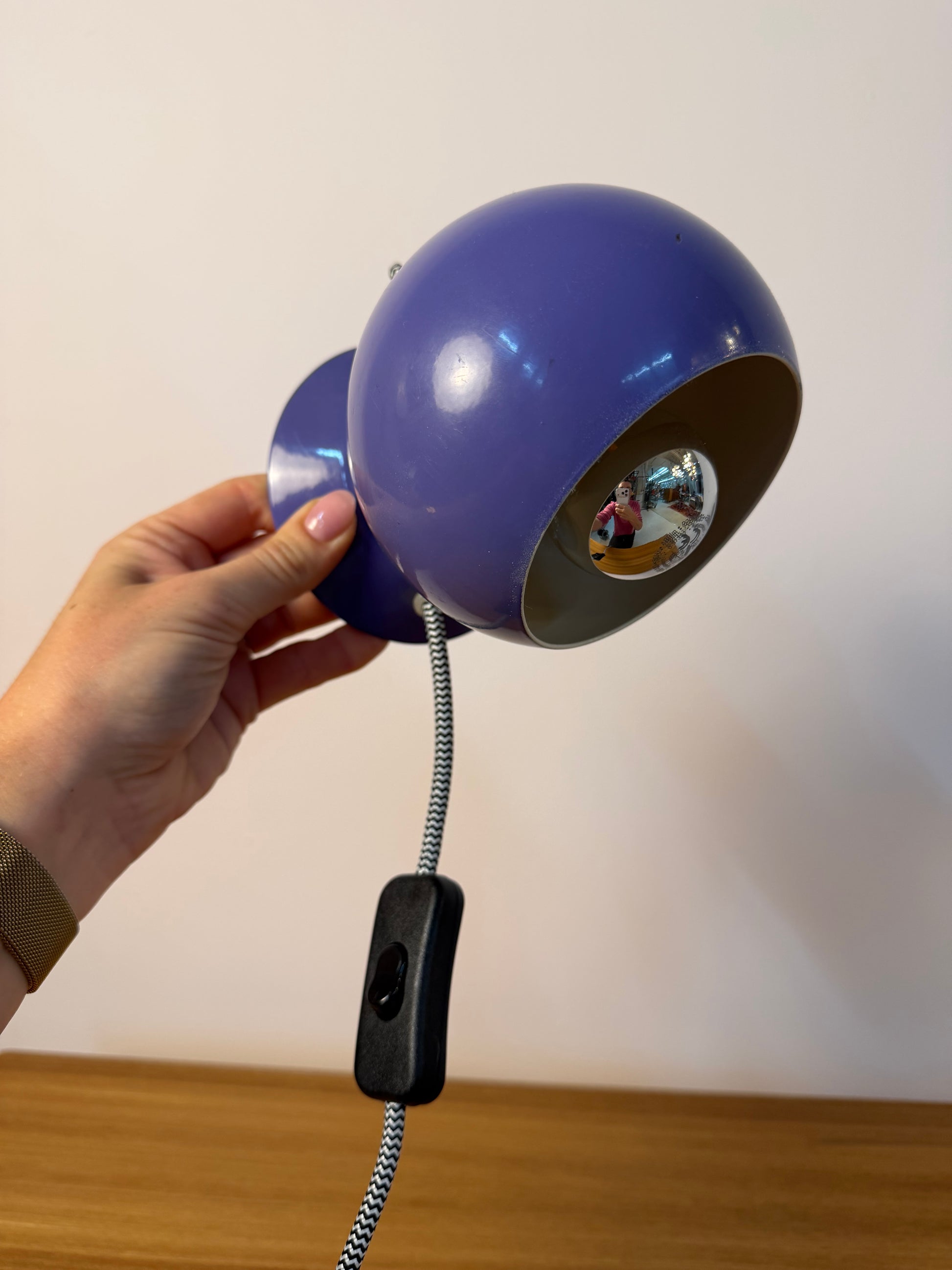 Kugellampe lila für Tisch oder Wand von Abo Randers