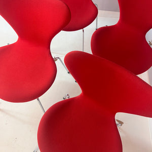 Stuhl Serie 7 rot in Vollpolsterung von Arne Jacobsen für Fritz Hansen