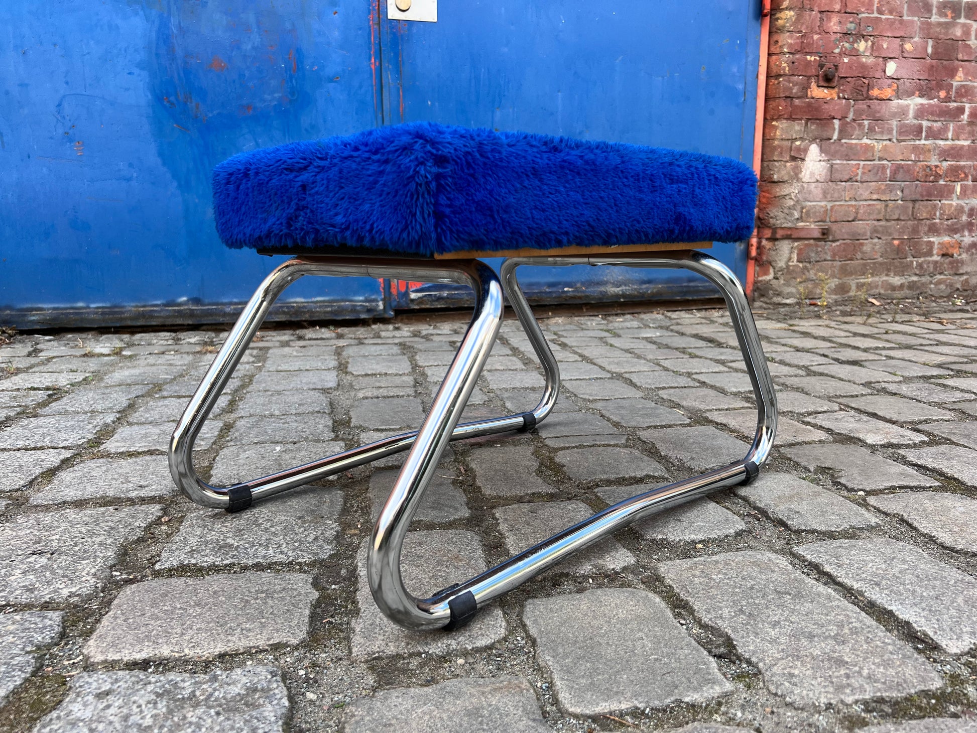 Hocker königsblau Chrom mit Tritt