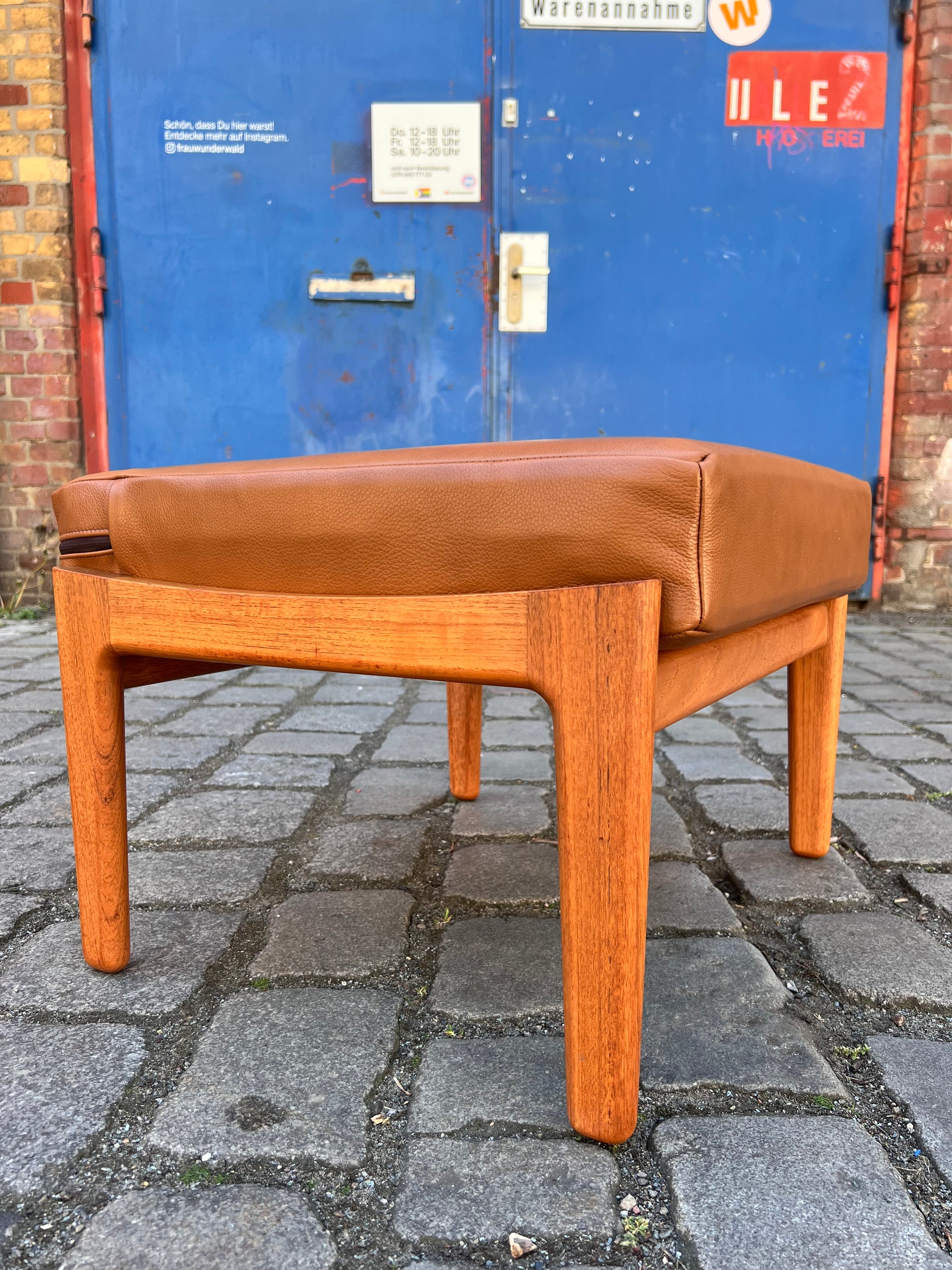 Hocker mit Lederkissen von Hans J. Wegner