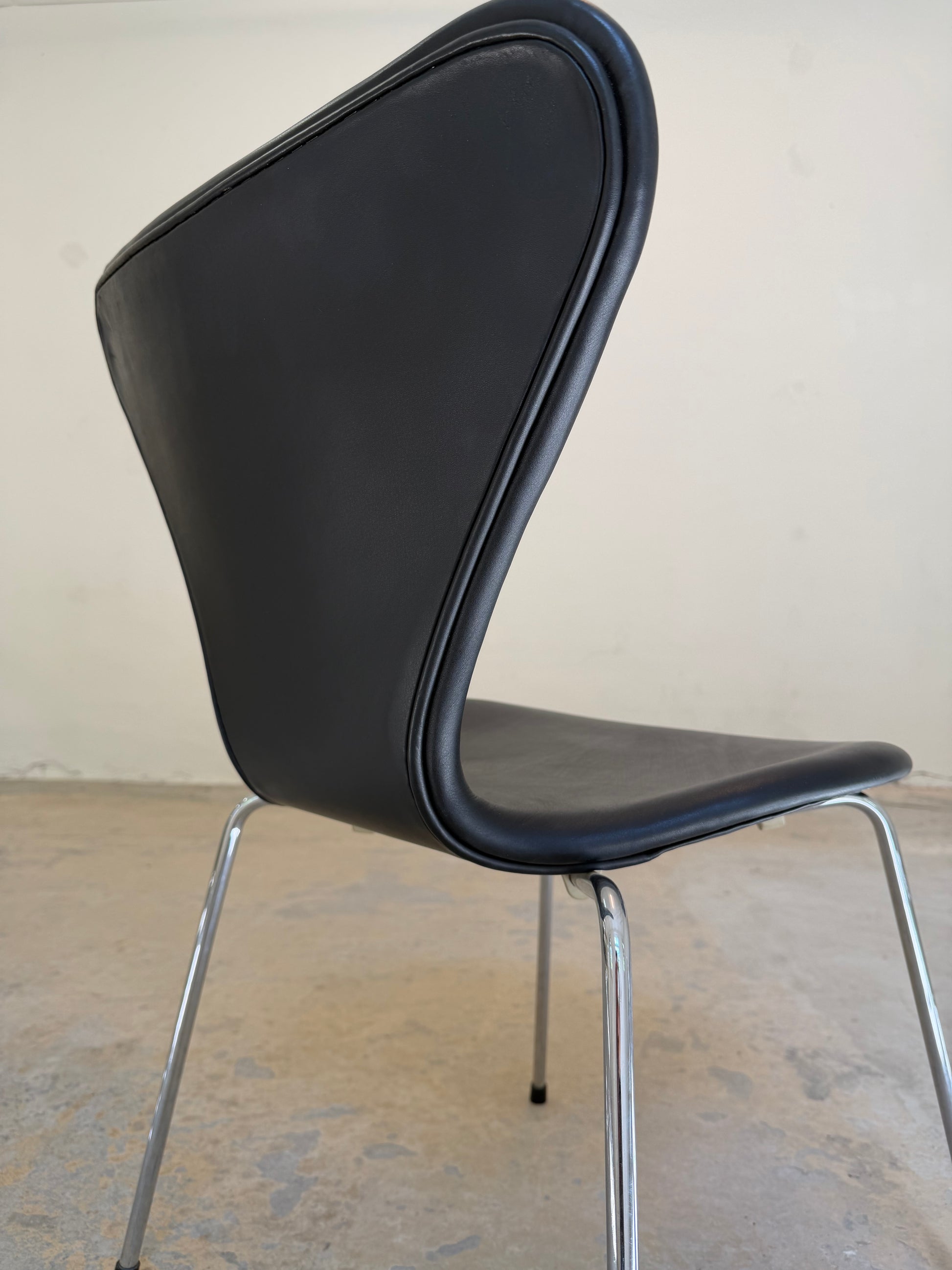 Polsterstuhl Serie 7 schwarz Echtleder von Arne Jacobsen für Fritz Hansen