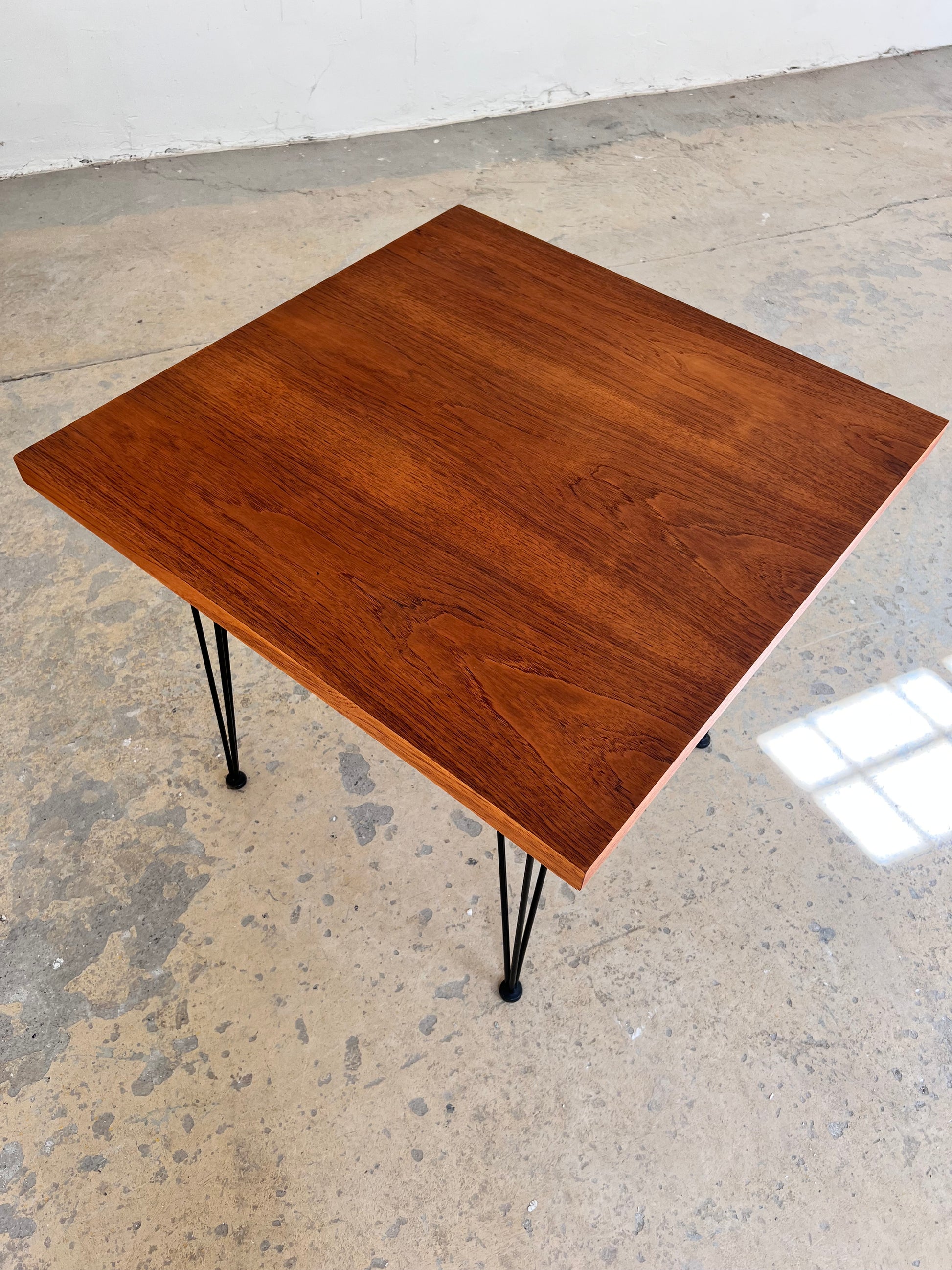 Quadratischer Esstisch Teak mit original Hairpinlegs