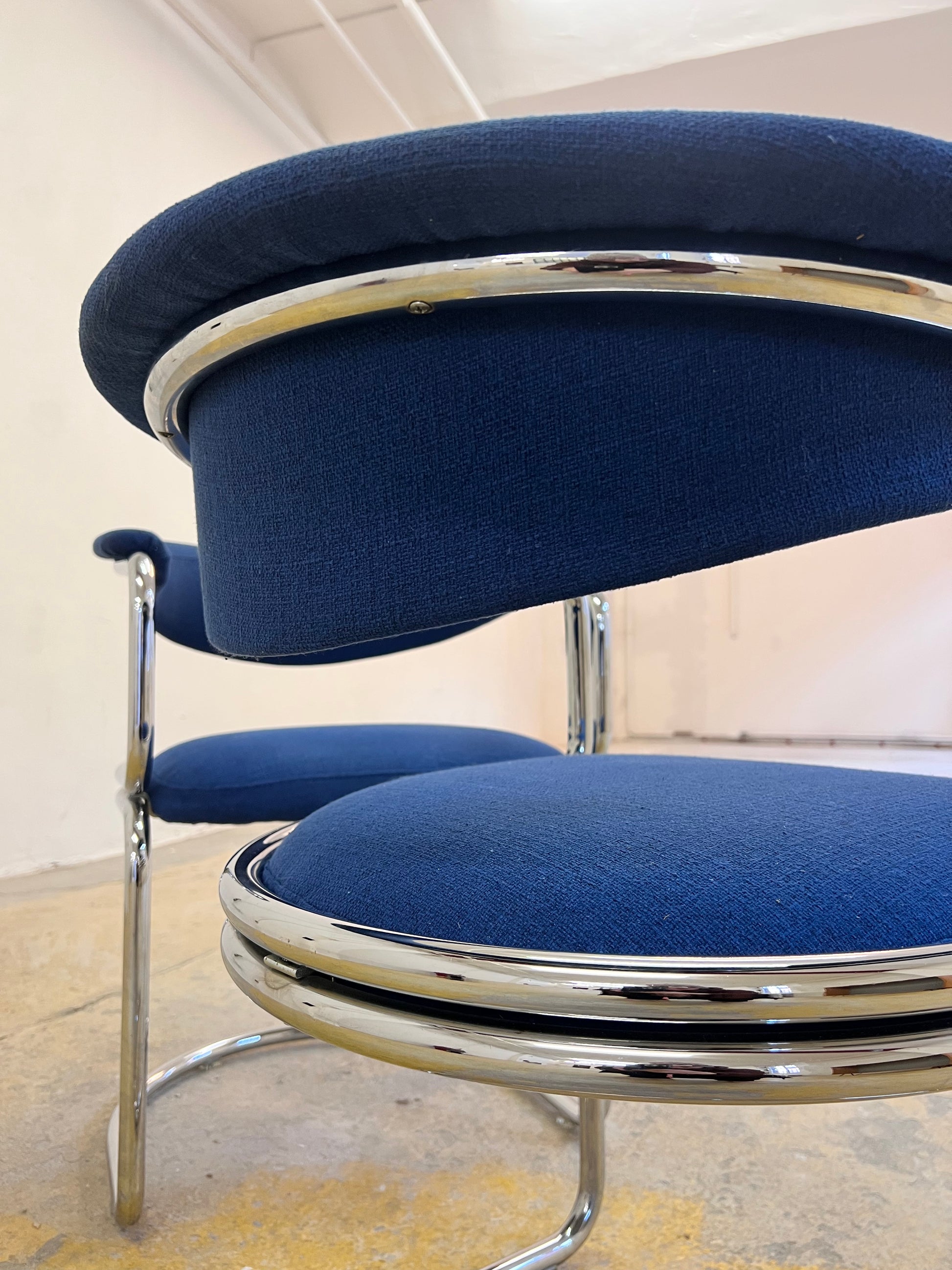 Freischwinger blau Chrom neu gepolstert